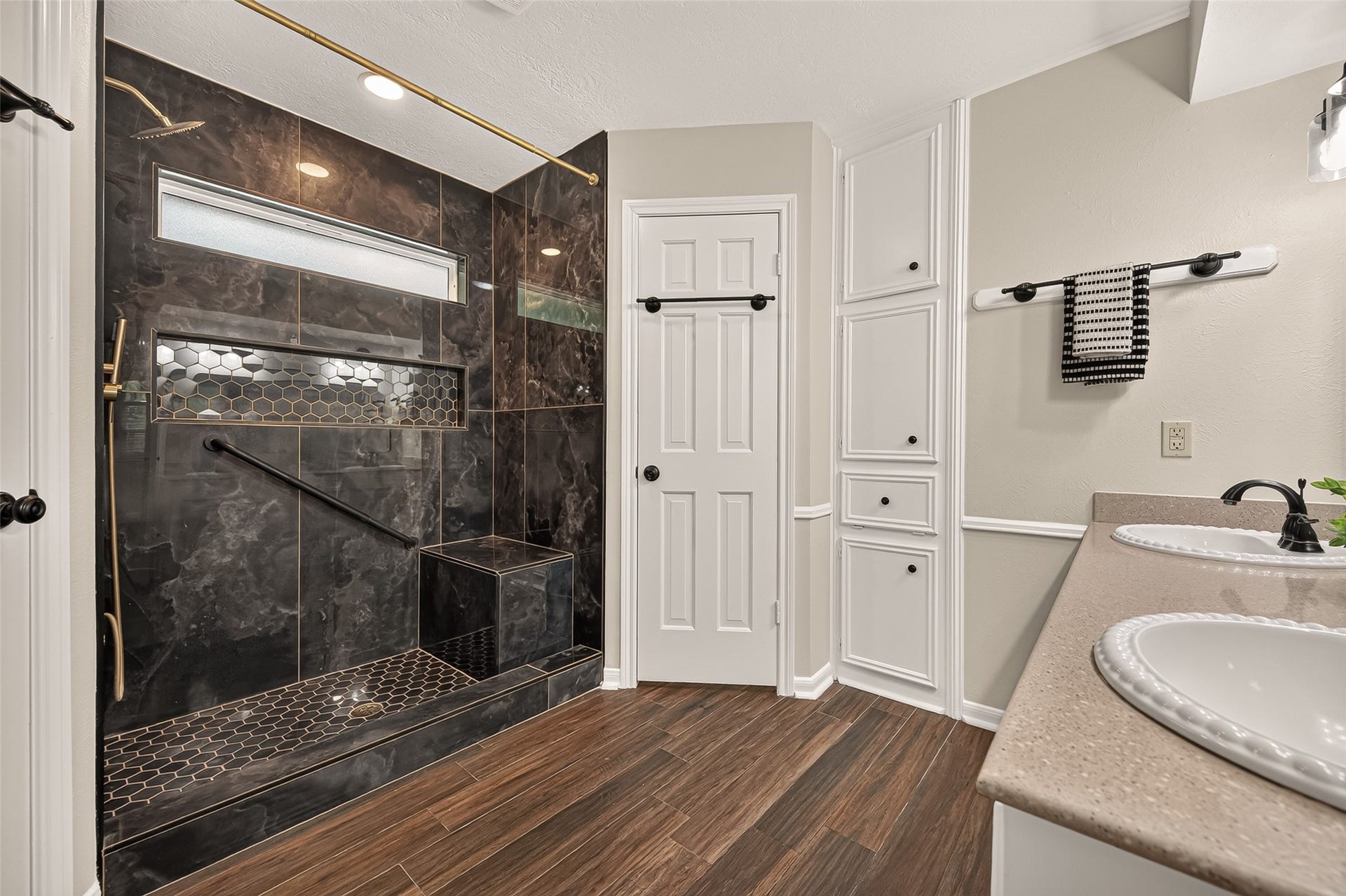 16 Mayfair Grove Court, The Woodlands, TX 77381 16 Mayfair Grove Court, The Woodlands, TX 77381
