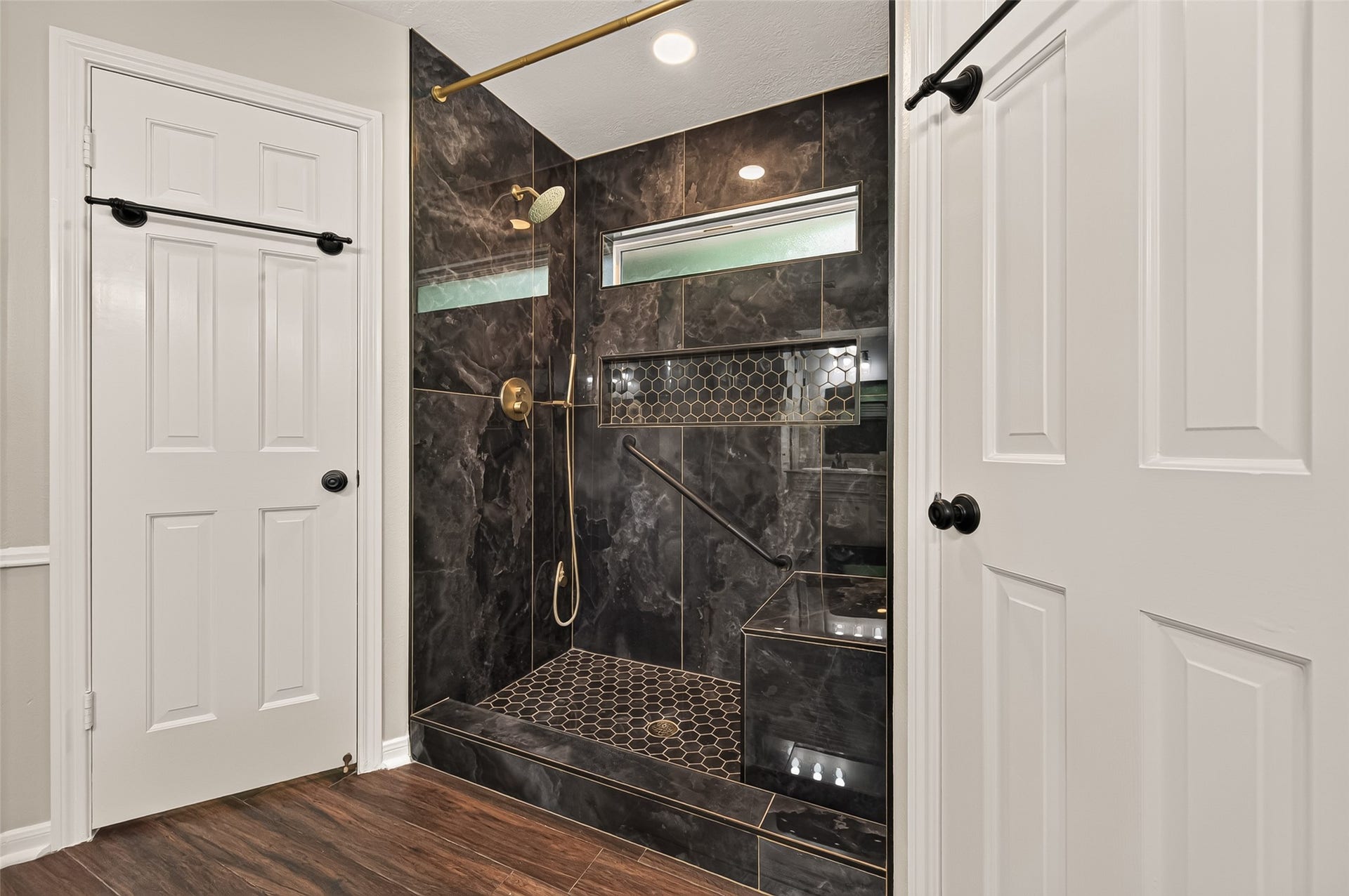 16 Mayfair Grove Court, The Woodlands, TX 77381 16 Mayfair Grove Court, The Woodlands, TX 77381