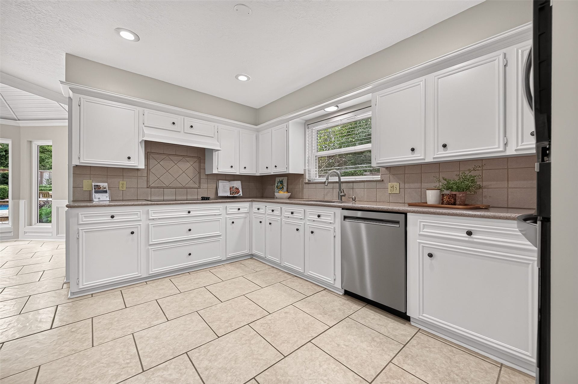 16 Mayfair Grove Court, The Woodlands, TX 77381 16 Mayfair Grove Court, The Woodlands, TX 77381