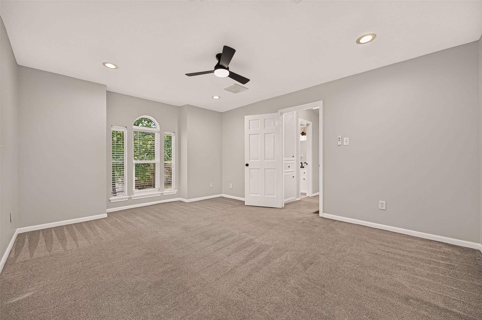 16 Mayfair Grove Court, The Woodlands, TX 77381 16 Mayfair Grove Court, The Woodlands, TX 77381