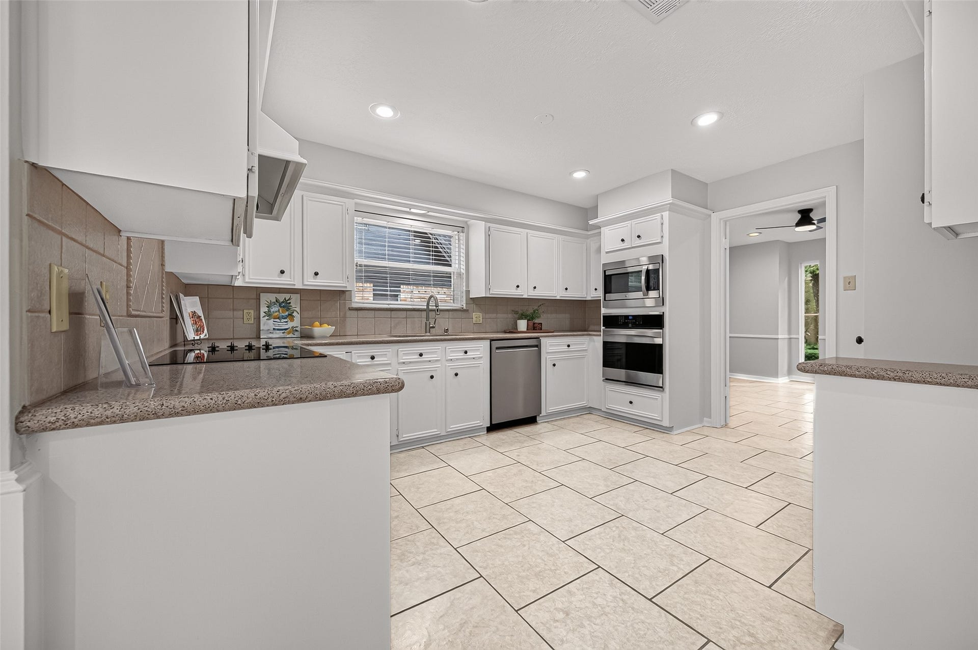 16 Mayfair Grove Court, The Woodlands, TX 77381 16 Mayfair Grove Court, The Woodlands, TX 77381