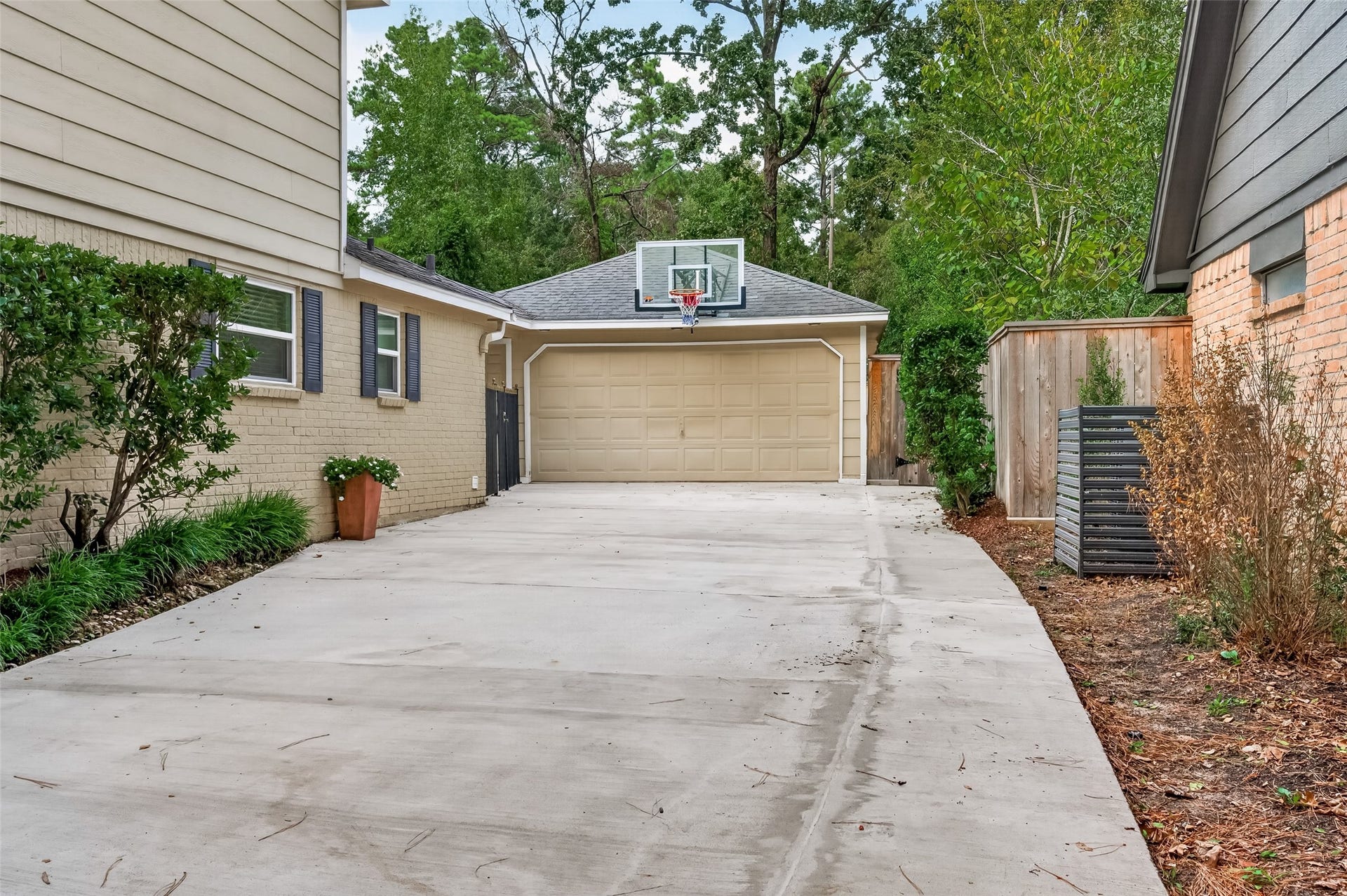 16 Mayfair Grove Court, The Woodlands, TX 77381 16 Mayfair Grove Court, The Woodlands, TX 77381