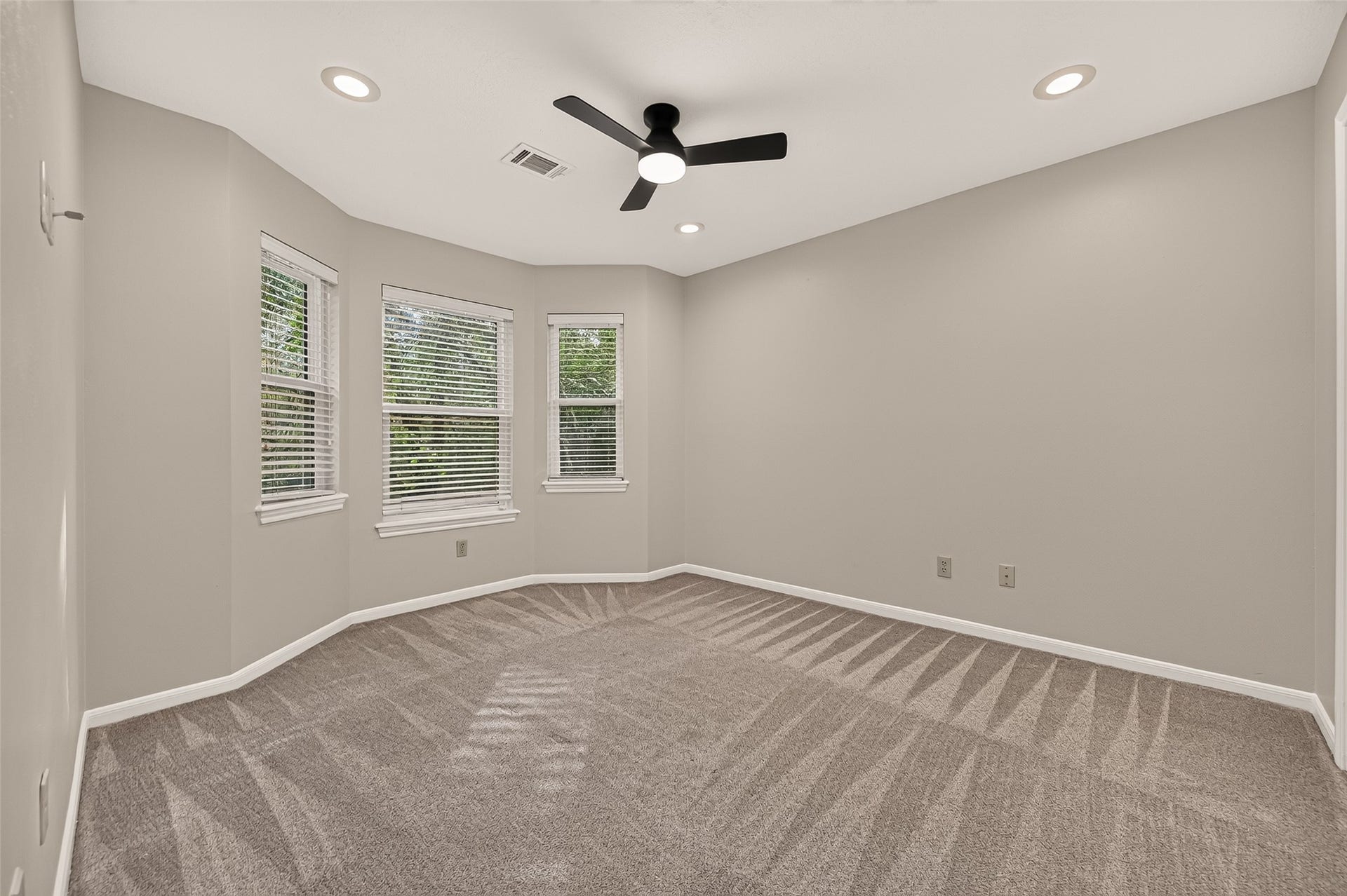 16 Mayfair Grove Court, The Woodlands, TX 77381 16 Mayfair Grove Court, The Woodlands, TX 77381