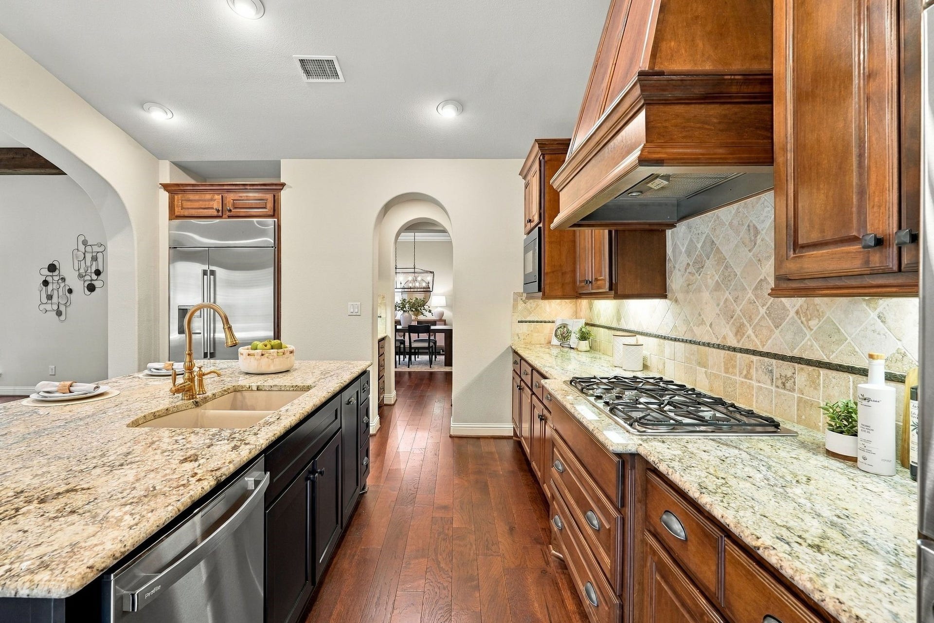 51 Woodglade Way, The Woodlands, TX 77375 Plenty of room for multiple chefs. Notice the pull out pots and pans drawers to the right.