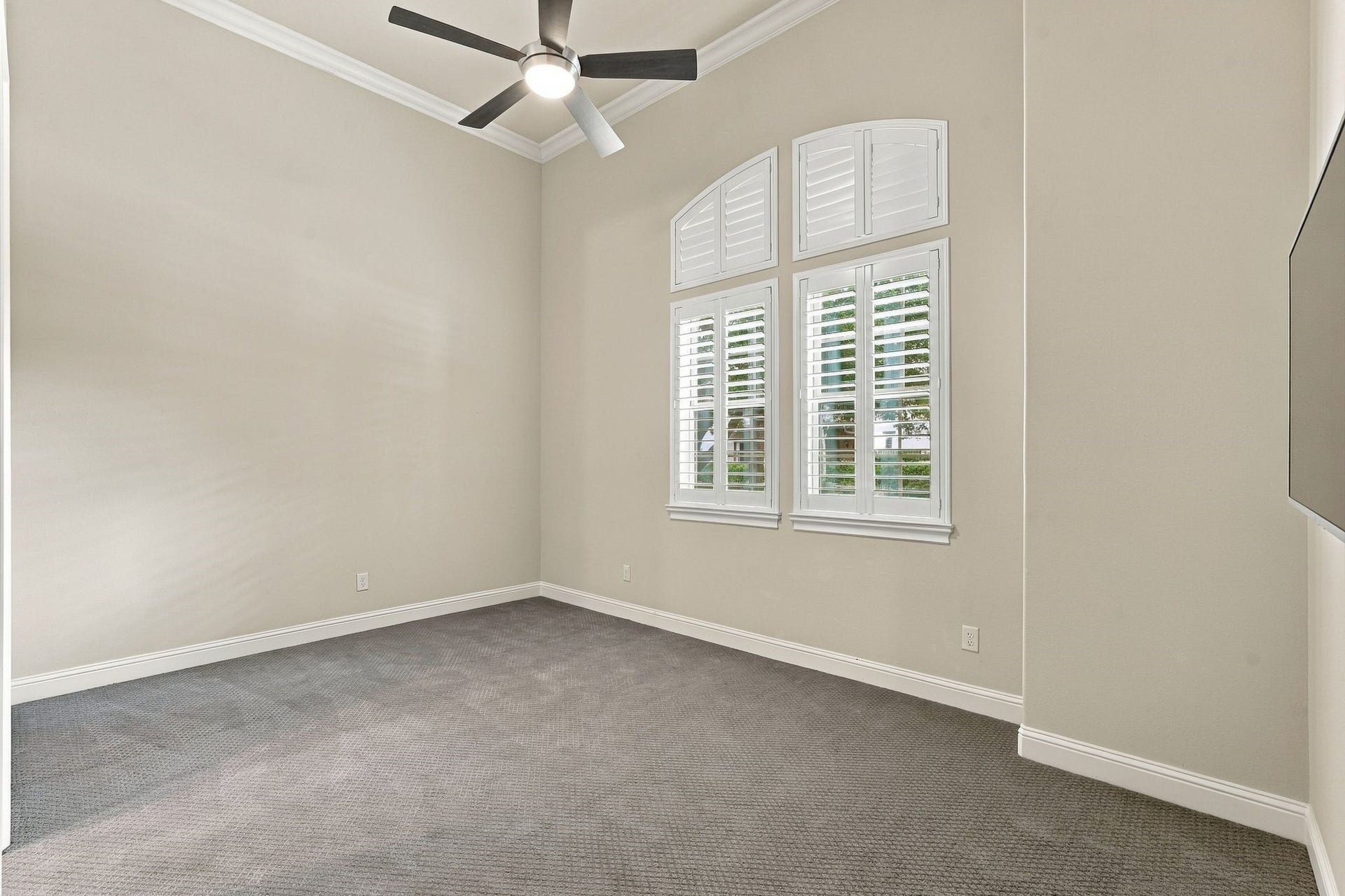 51 Woodglade Way, The Woodlands, TX 77375 Secondary bedroom in the front of the home, with a walk in closet, ensuite bathroom and plantation shutters.