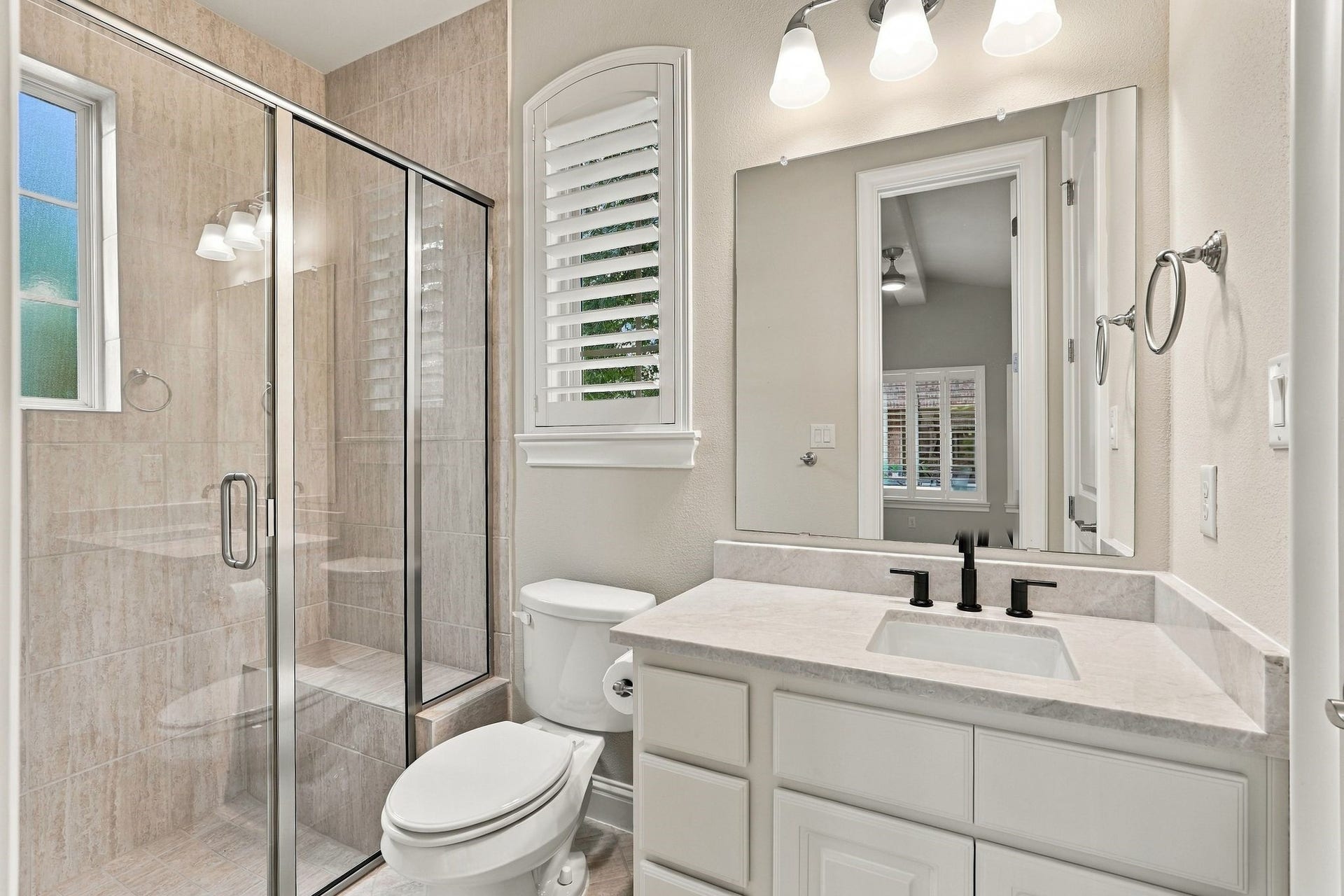 51 Woodglade Way, The Woodlands, TX 77375 Full bathroom in the casita with a large closet to the left.