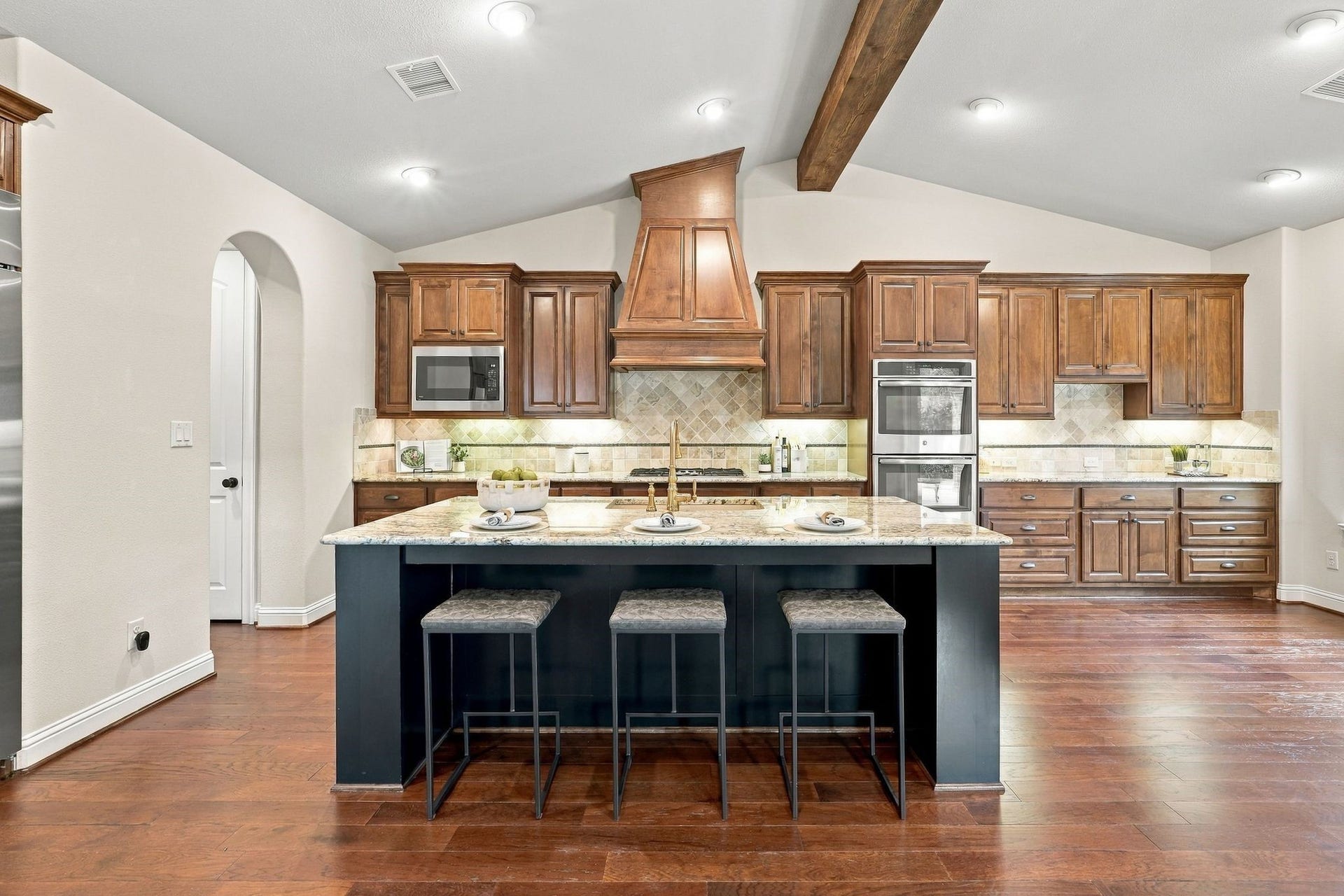 51 Woodglade Way, The Woodlands, TX 77375 Gourmet kitchen with abundant granite countertops, new faucet, double ovens and hardware.