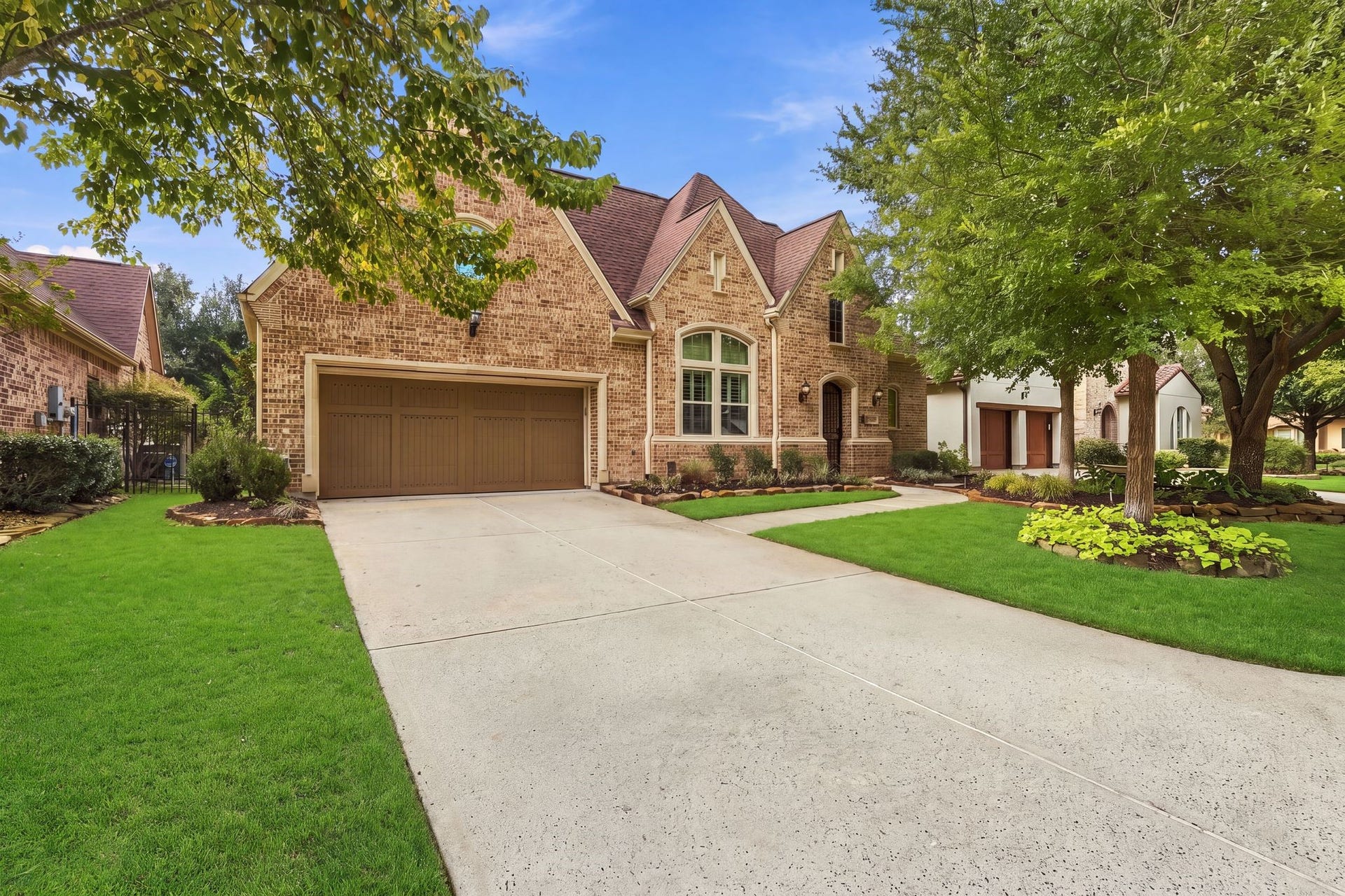 51 Woodglade Way, The Woodlands, TX 77375 Welcome home to 51 Woodglade Way in Timarron Lakes, nestled in The Village of Creekside Park in The Woodlands! Enjoy a low-maintenance lifestyle in this beautiful gated community, where luxury, convenience, and easy living come together.