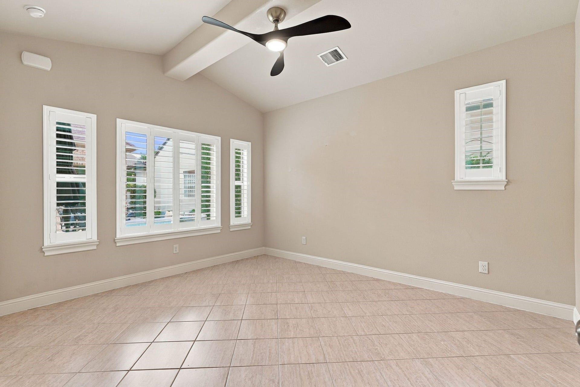 51 Woodglade Way, The Woodlands, TX 77375 The casita which could be used as a guest room, additional office, craft area.