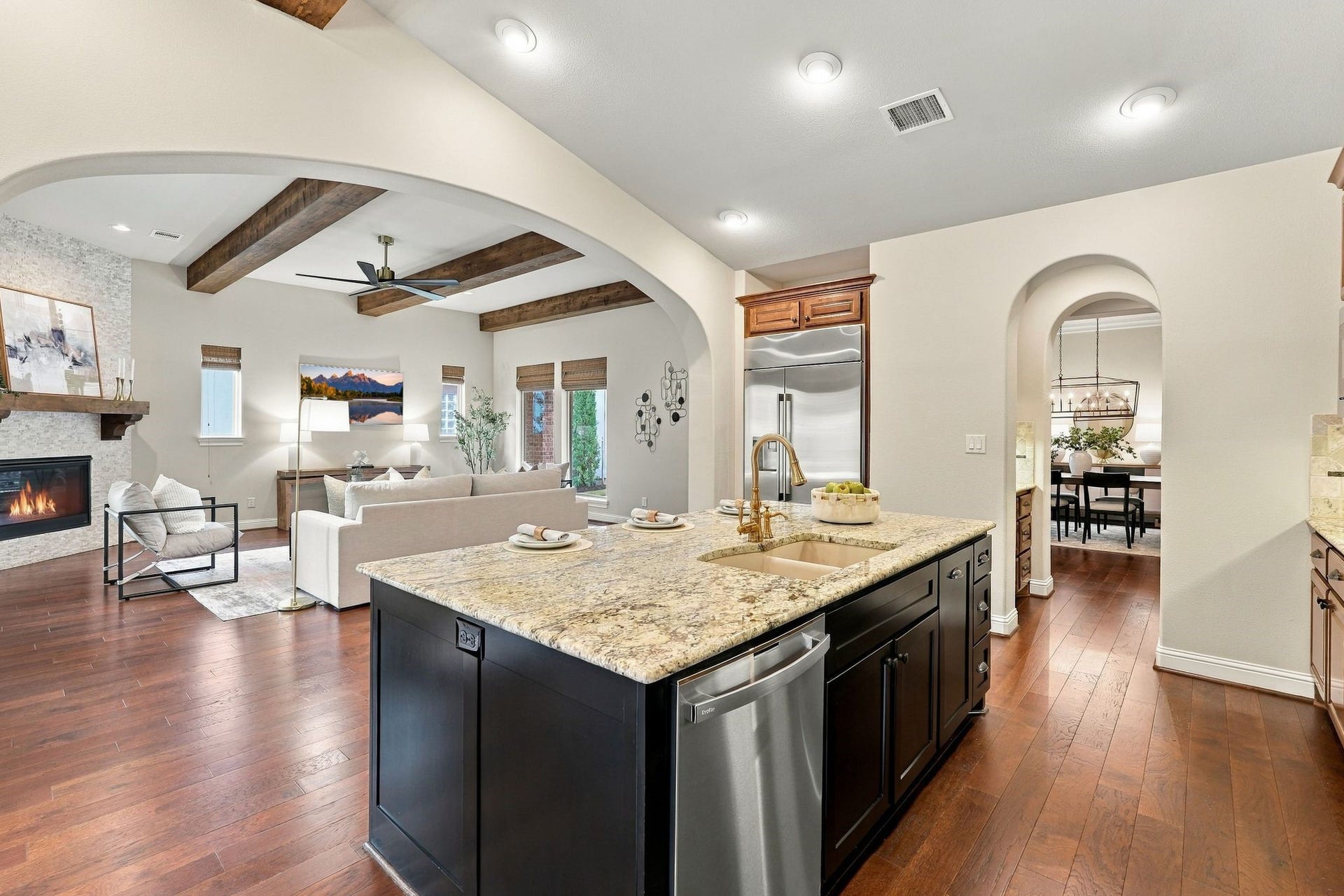 51 Woodglade Way, The Woodlands, TX 77375 Perfect home for entertaining!