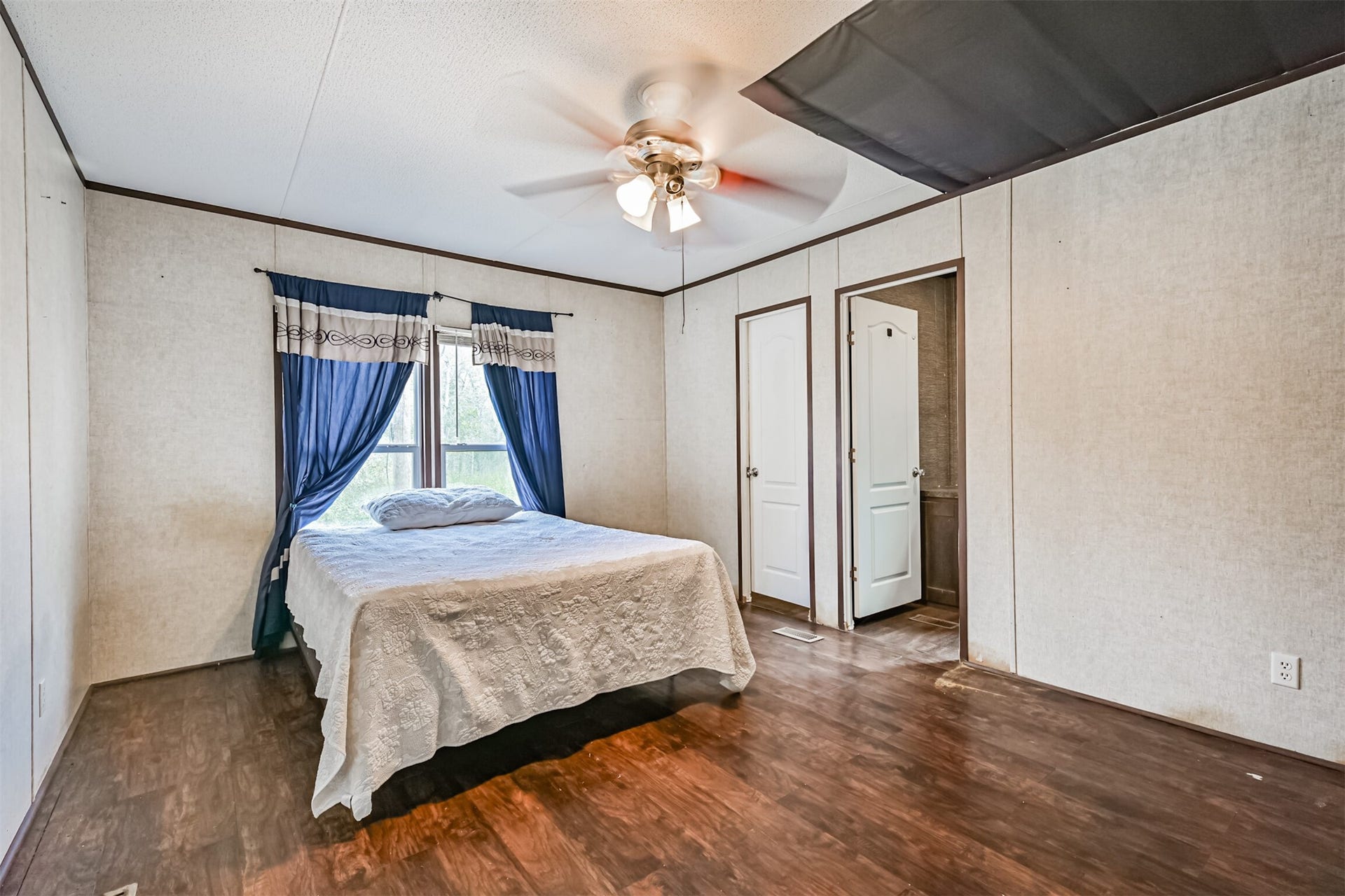 215 Sitka Drive, Holiday Lakes, TX 77515 Primary bedroom