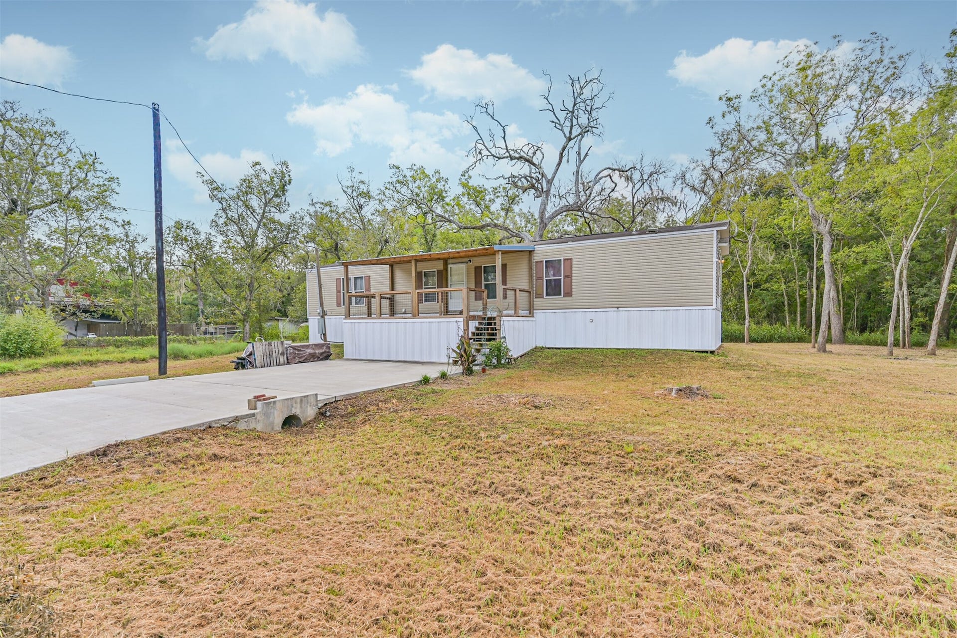 215 Sitka Drive, Holiday Lakes, TX 77515 Plenty of parking space