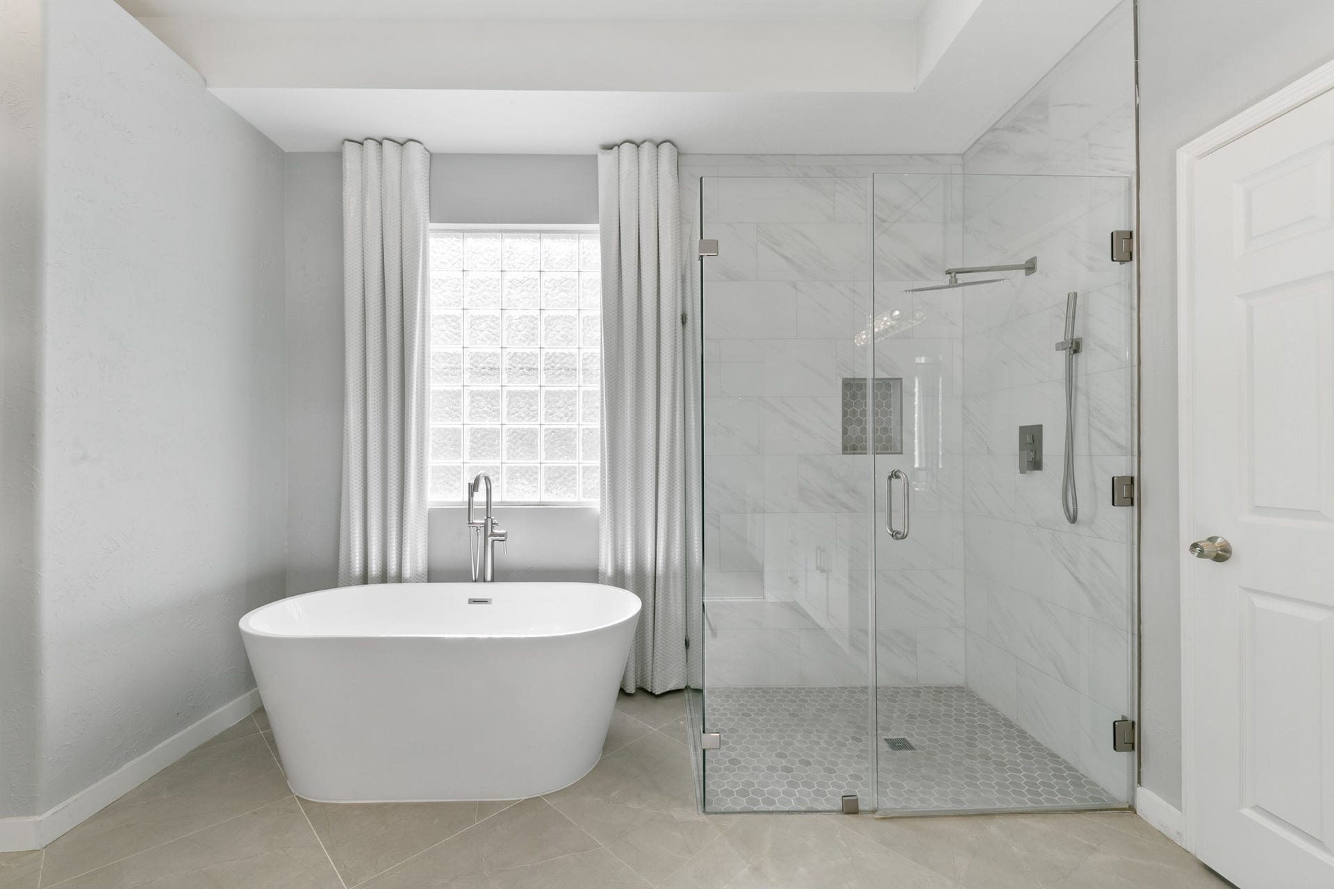 1931 Timber Creek Drive, Missouri City, TX 77459 Separate tub and shower.
