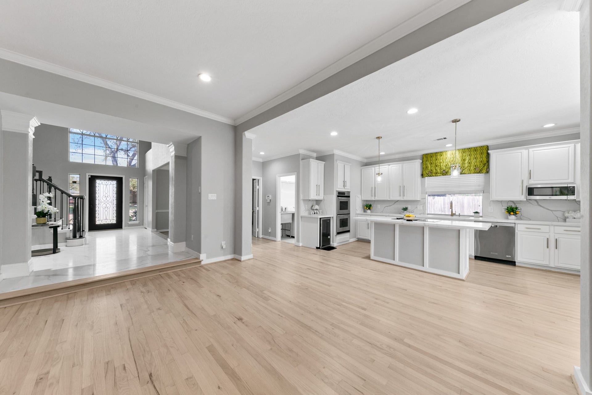 1931 Timber Creek Drive, Missouri City, TX 77459 Large family room opens to the kitchen.