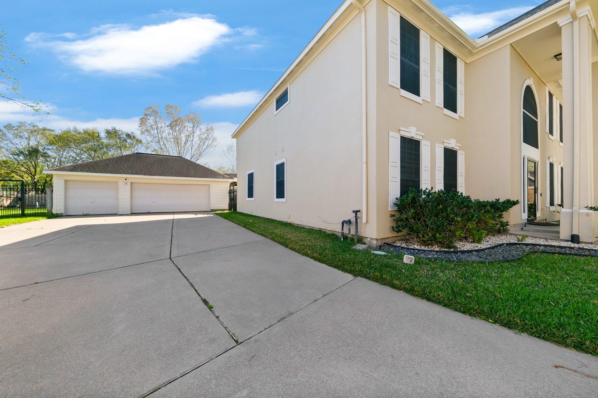 1931 Timber Creek Drive, Missouri City, TX 77459 Long driveway.