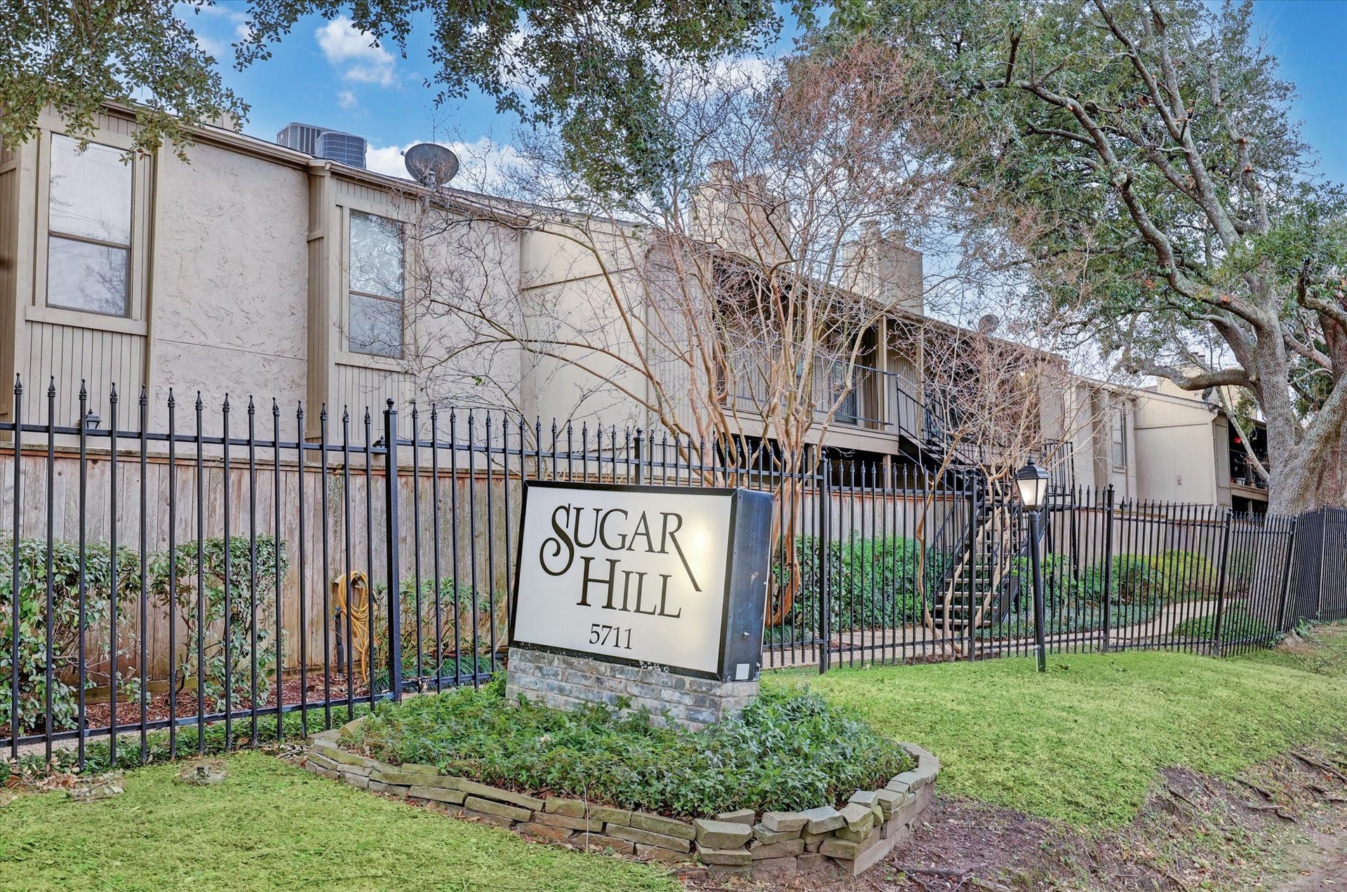 Welcome Home! Corner unit downstairs, fresh paint and ready for move-in. Town House offer Reserved Covered Parking and Extra Guest Parking