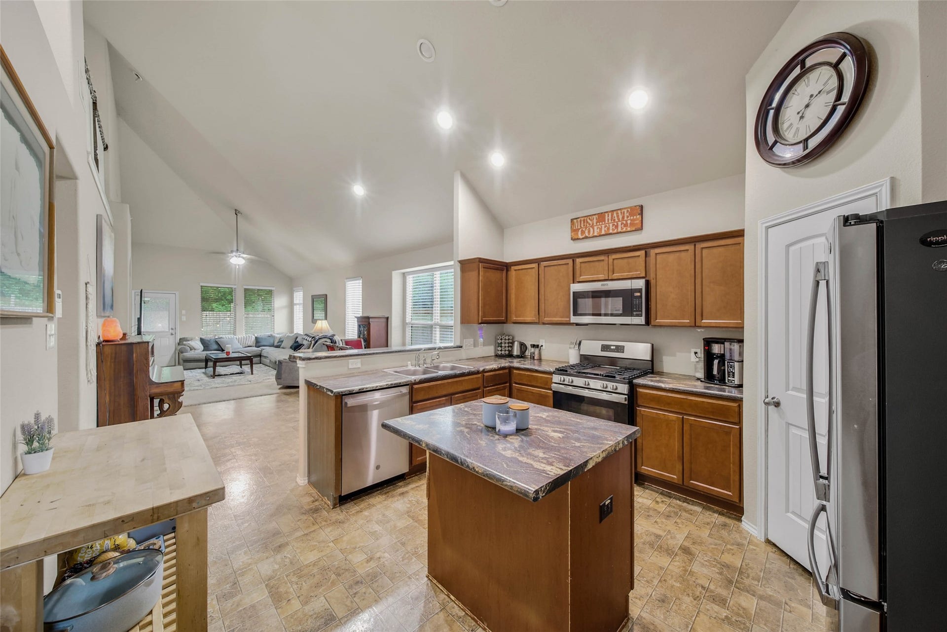 9978 Sterling Place Drive, Conroe, TX 77303 Soaring Ceilings Help Elevate This Space!
