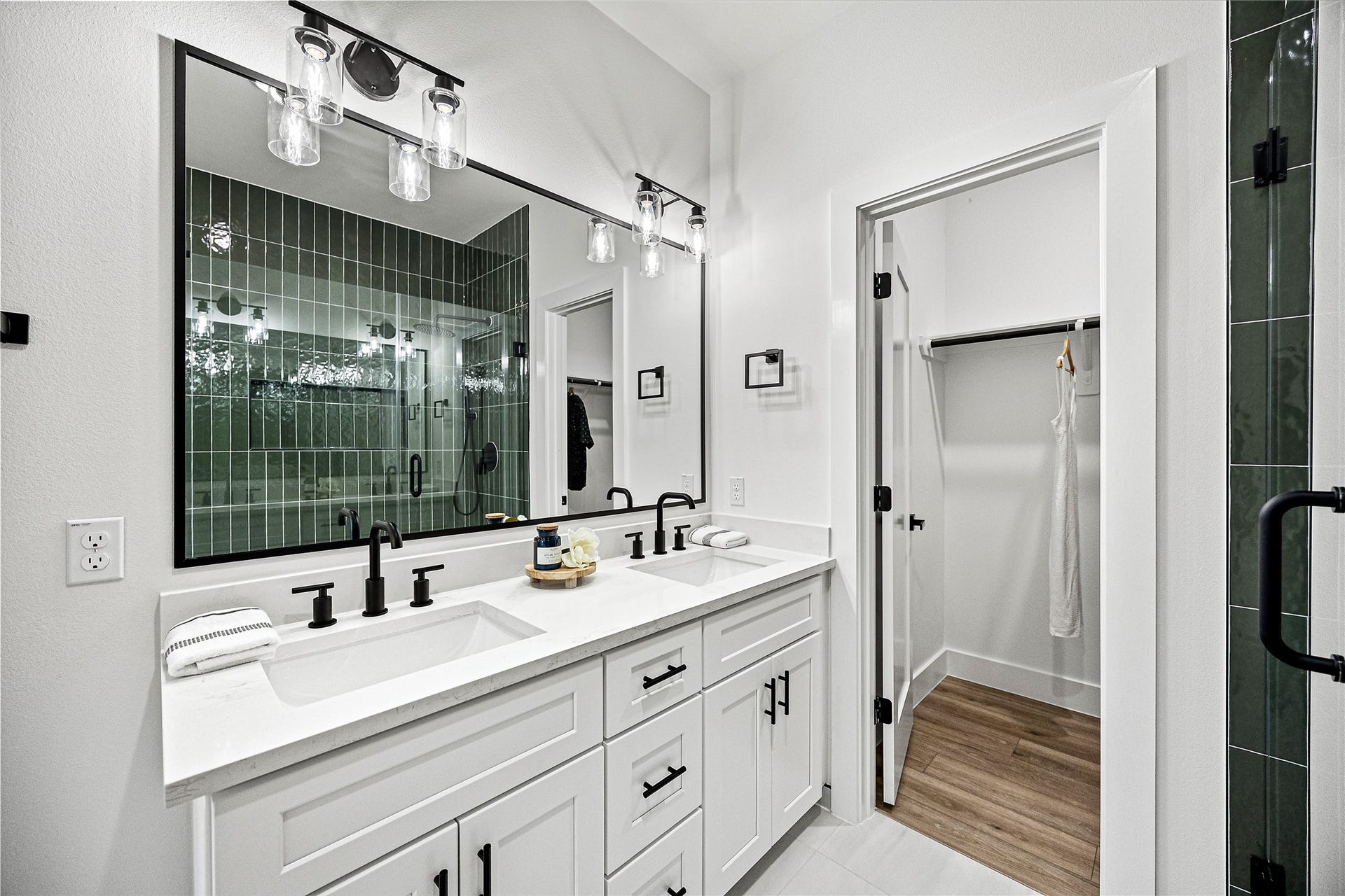 2477 Carmel Street, #A, Houston, TX 77091 Primary Bathroom