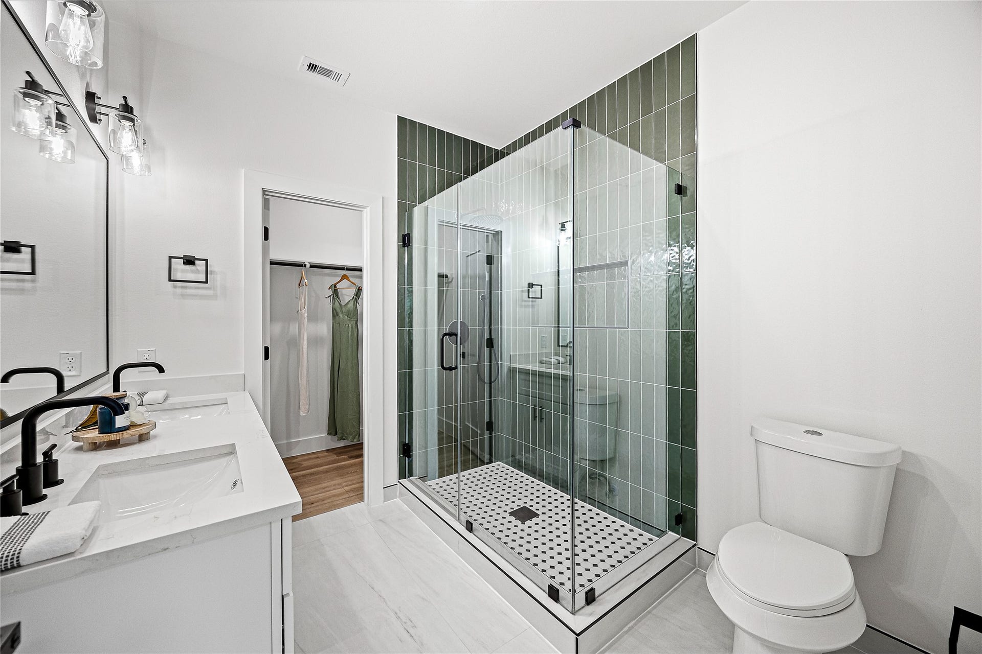 2477 Carmel Street, #A, Houston, TX 77091 Primary Bathroom