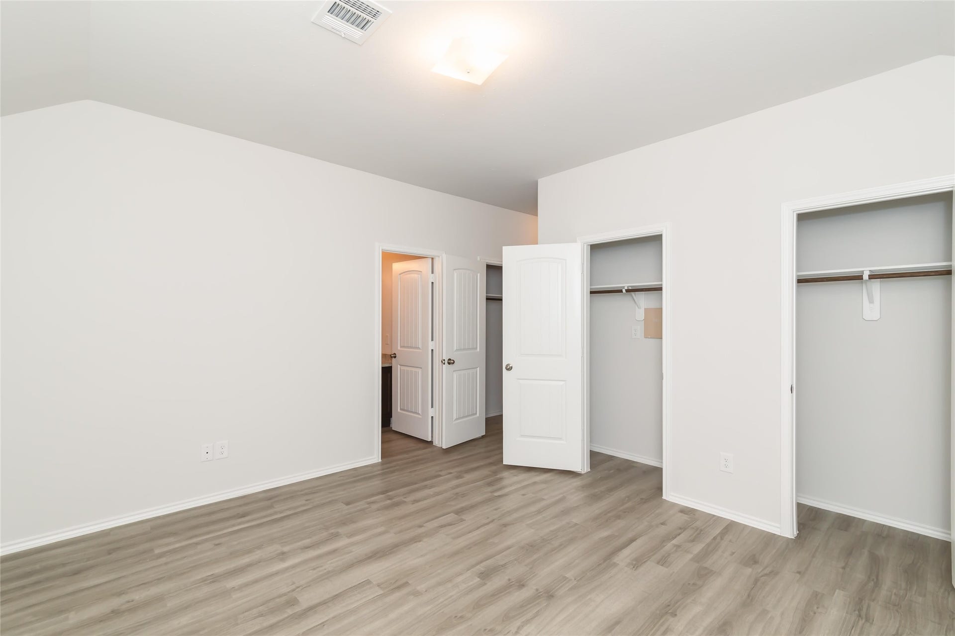 24446 Treviso Gardens Drive, Katy, TX 77493 Photos may be representative of the floor plan and not the exact home. Finishes, layout, and features of the actual property for lease may vary.
