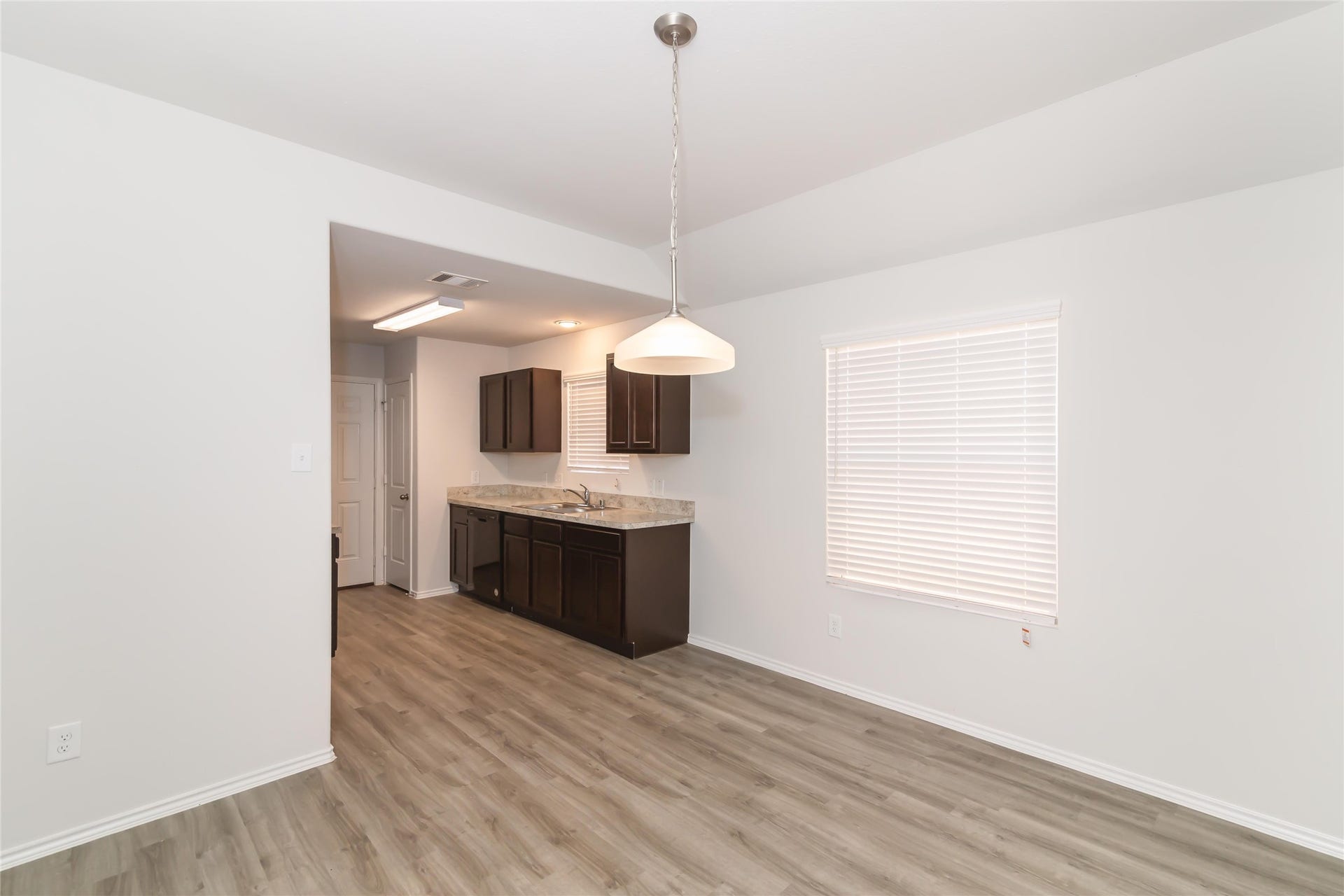 24446 Treviso Gardens Drive, Katy, TX 77493 Photos may be representative of the floor plan and not the exact home. Finishes, layout, and features of the actual property for lease may vary.