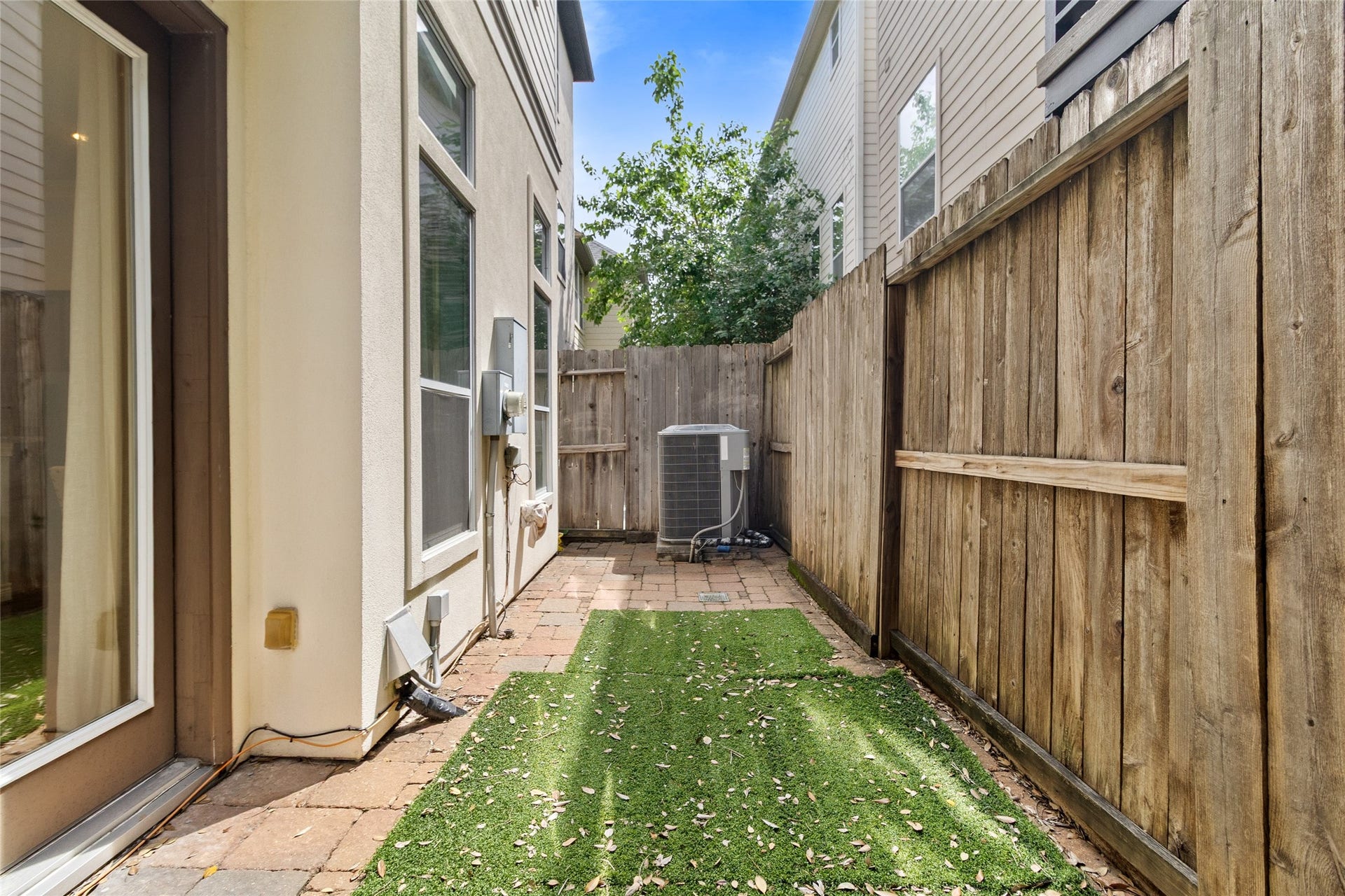 2823 Sherwin Street, Houston, TX 77007 You step outside to a private side yard thats perfect for letting pets out, adding a small garden, or just having a bit of fresh air without the upkeep. Its tucked away and easy to maintain.