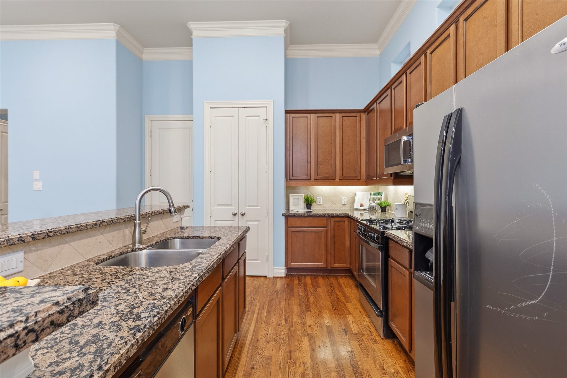 2823 Sherwin Street, Houston, TX 77007 You move through a kitchen thats built for function, with plenty of counter space, storage, and a layout that keeps everything within reach. Its easy to stay organized while still being part of the conversation.