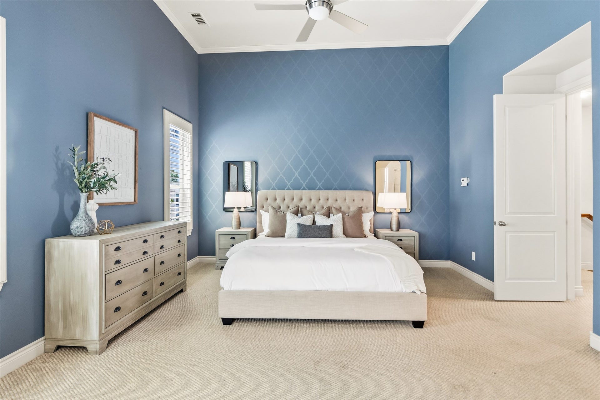 2823 Sherwin Street, Houston, TX 77007 You walk into your bedroom and immediately feel the space open up around you, with high ceilings and a layout that gives everything room to breathe. Its calm, comfortable, and easy to settle into at the end of the day.