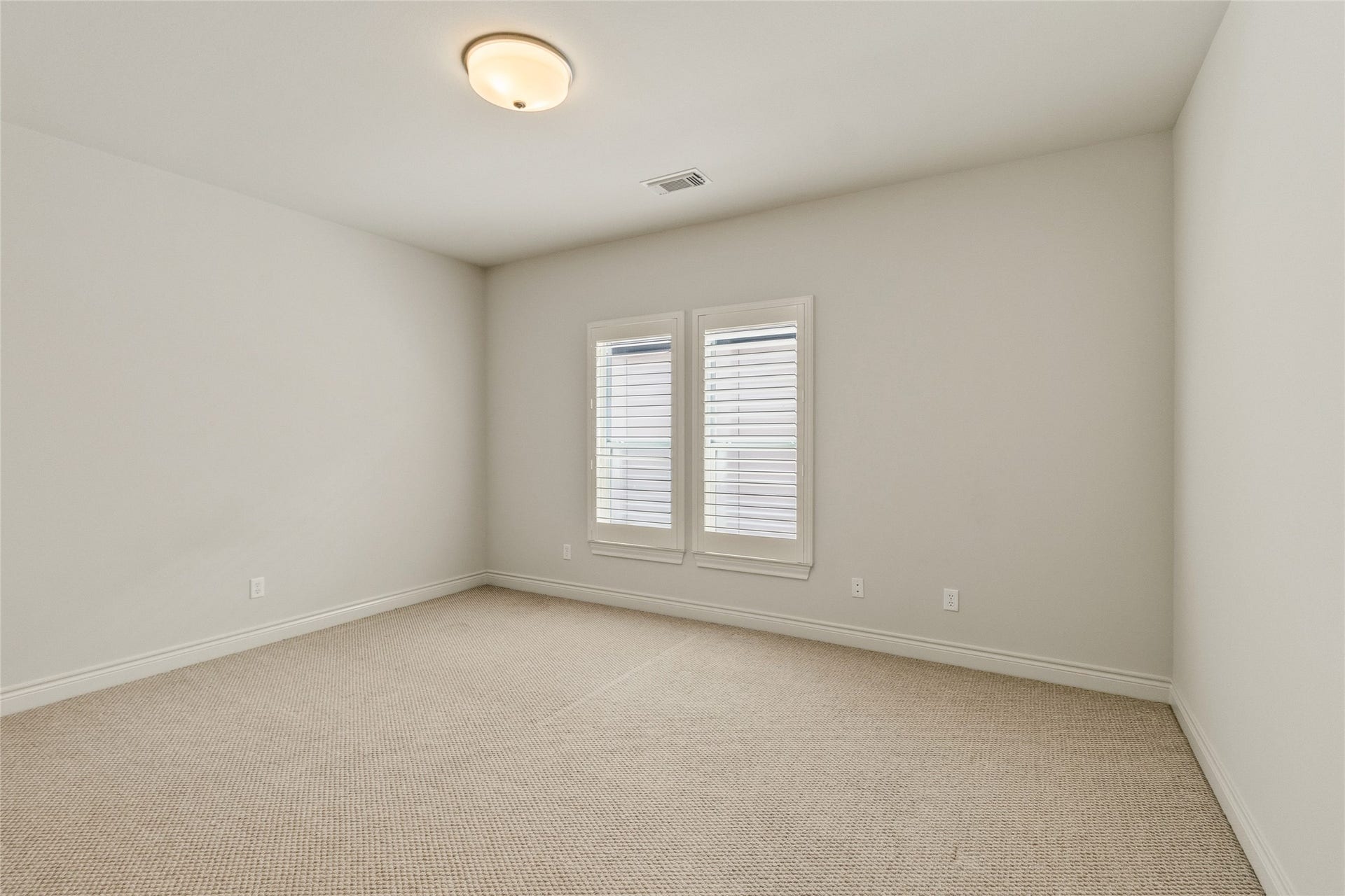 2823 Sherwin Street, Houston, TX 77007 Youve got a bright, open bedroom here thats ready to adaptwhether its for guests, family, or a second workspace. The natural light keeps it feeling fresh without needing anything extra.