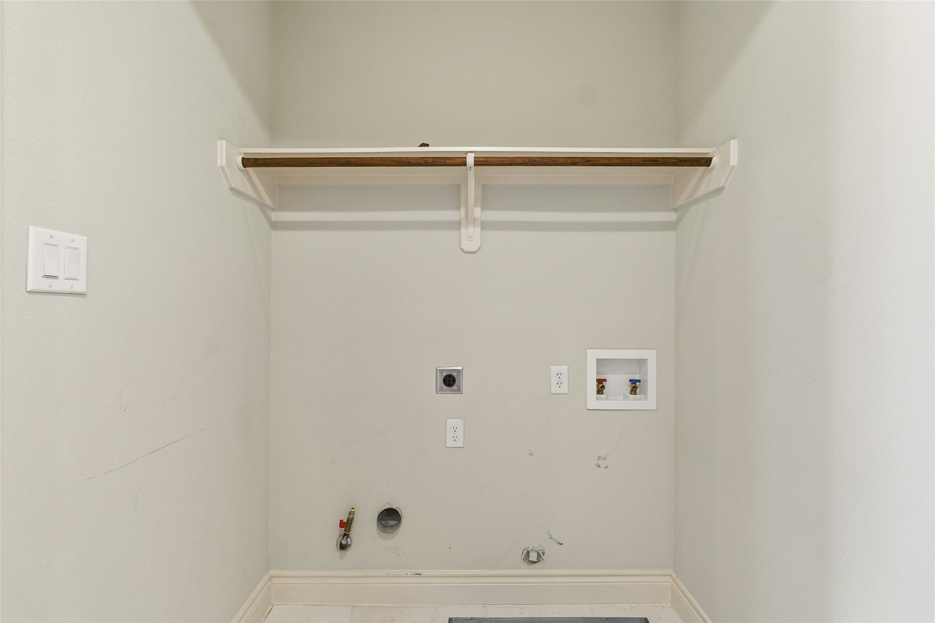 2823 Sherwin Street, Houston, TX 77007 Youve got a dedicated space for laundry that keeps things organized and out of sight, with room to set up exactly how you like it. Its practical, straightforward, and one less thing to think about.