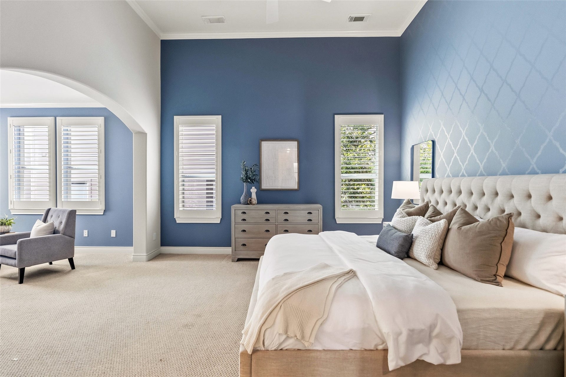 2823 Sherwin Street, Houston, TX 77007 You unwind in your primary suite, where the soft tones, spacious layout, and natural light create a calm, private retreat. Theres more than enough room here to truly relax and reset.