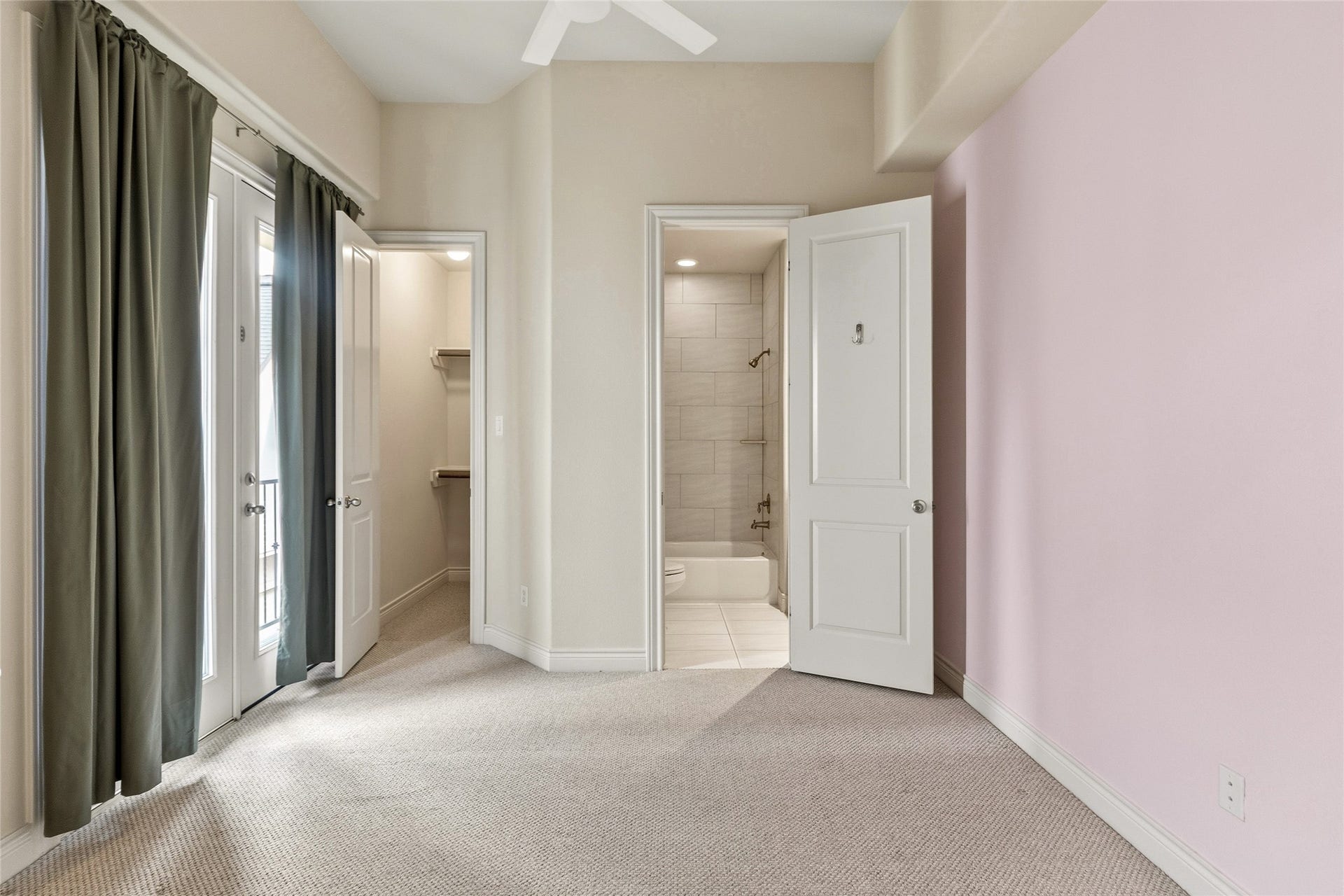 2823 Sherwin Street, Houston, TX 77007 Youve got a versatile bedroom here with its own closet and easy access to a full bath, making it perfect for guests or everyday living. The layout gives you flexibility without sacrificing comfort.