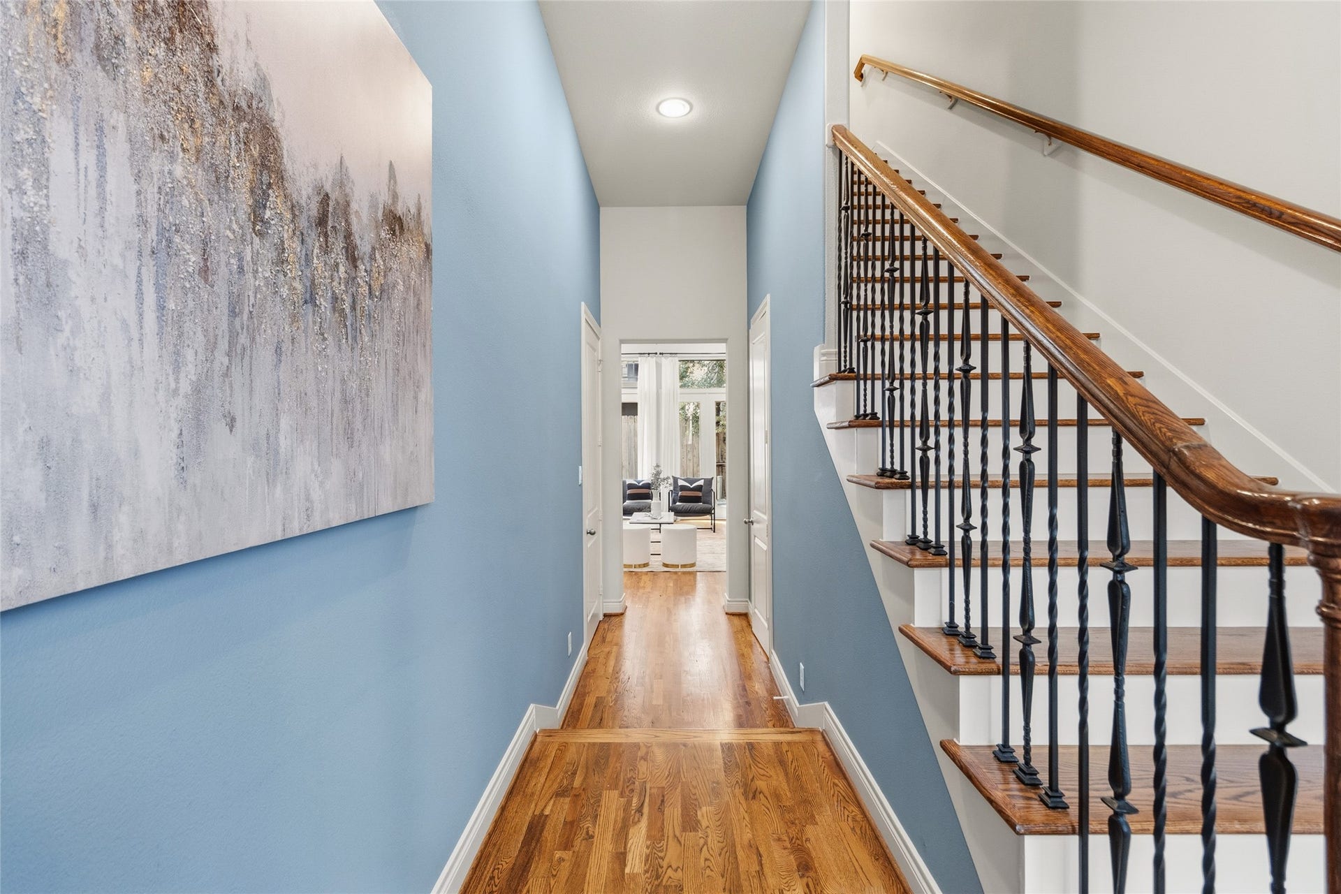 2823 Sherwin Street, Houston, TX 77007 You walk in and the warm wood floors guide you straight through, with the staircase adding just the right architectural detail along the way. Natural light pulls you forward, giving you that instant this feels right moment.