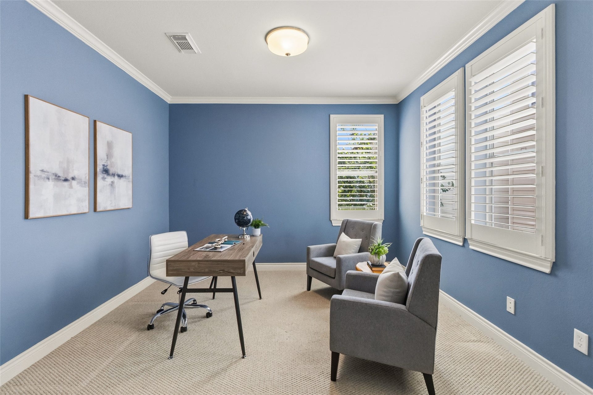 2823 Sherwin Street, Houston, TX 77007 Youve got a dedicated space to focus, whether youre working from home or setting up a quiet reading room. The natural light and clean layout make it easy to stay productive without distractions.