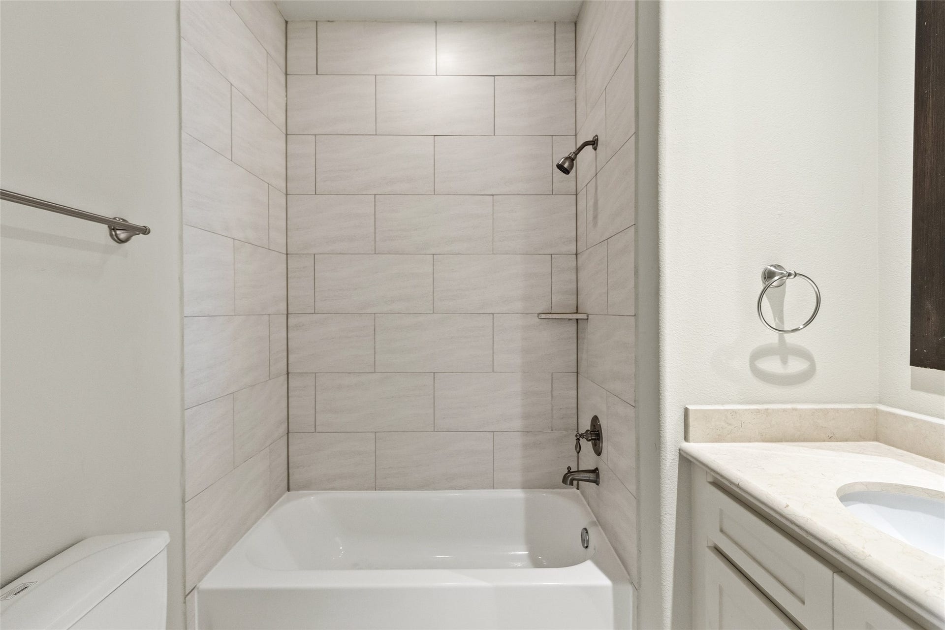 2823 Sherwin Street, Houston, TX 77007 You step into a bathroom thats clean, simple, and ready for everyday use, with a full tub and tiled surround that makes it easy to unwind at the end of the day. Everything feels fresh and low-maintenance.
