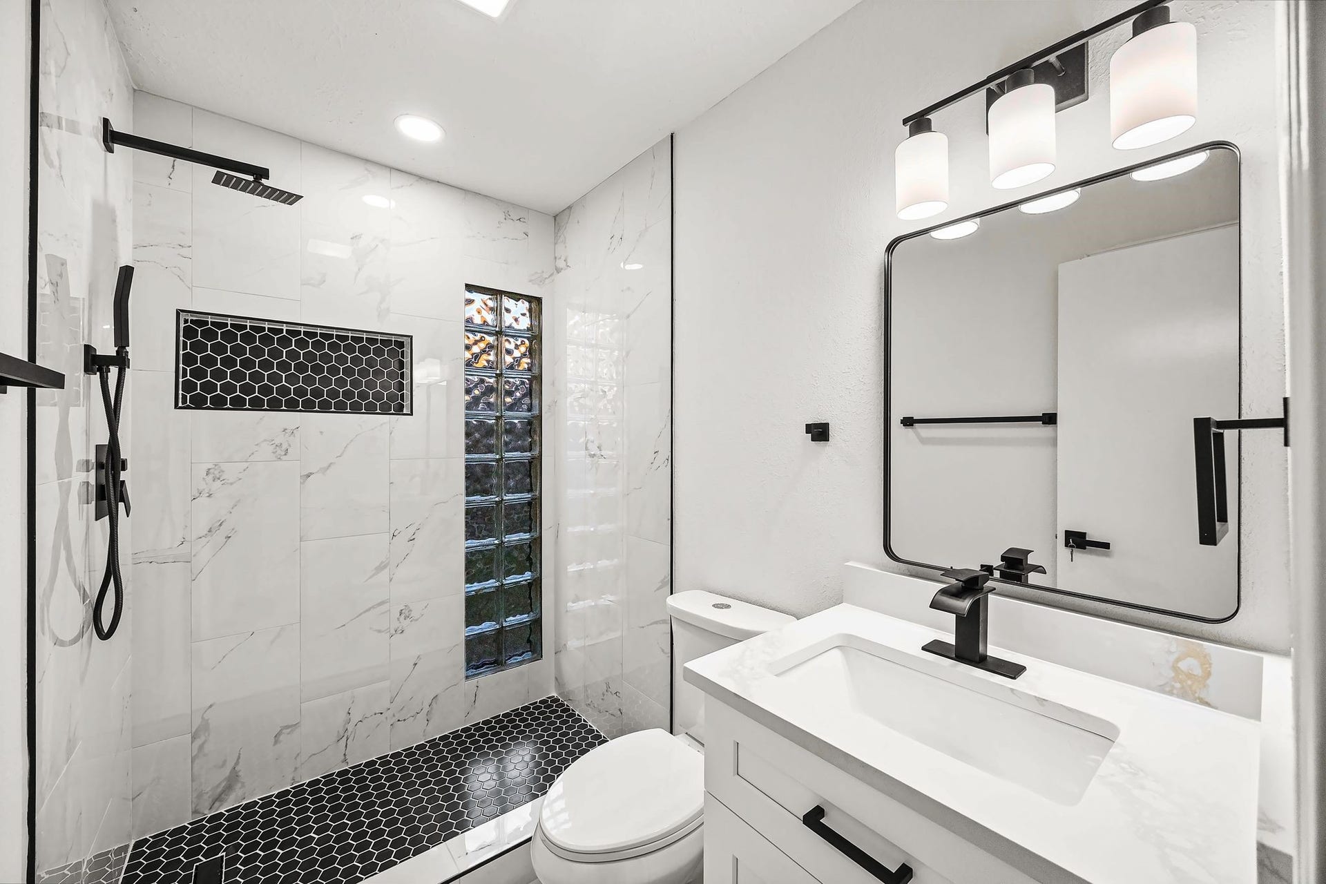 15747 Boulder Oaks Drive, Houston, TX 77084 Guest Bathroom