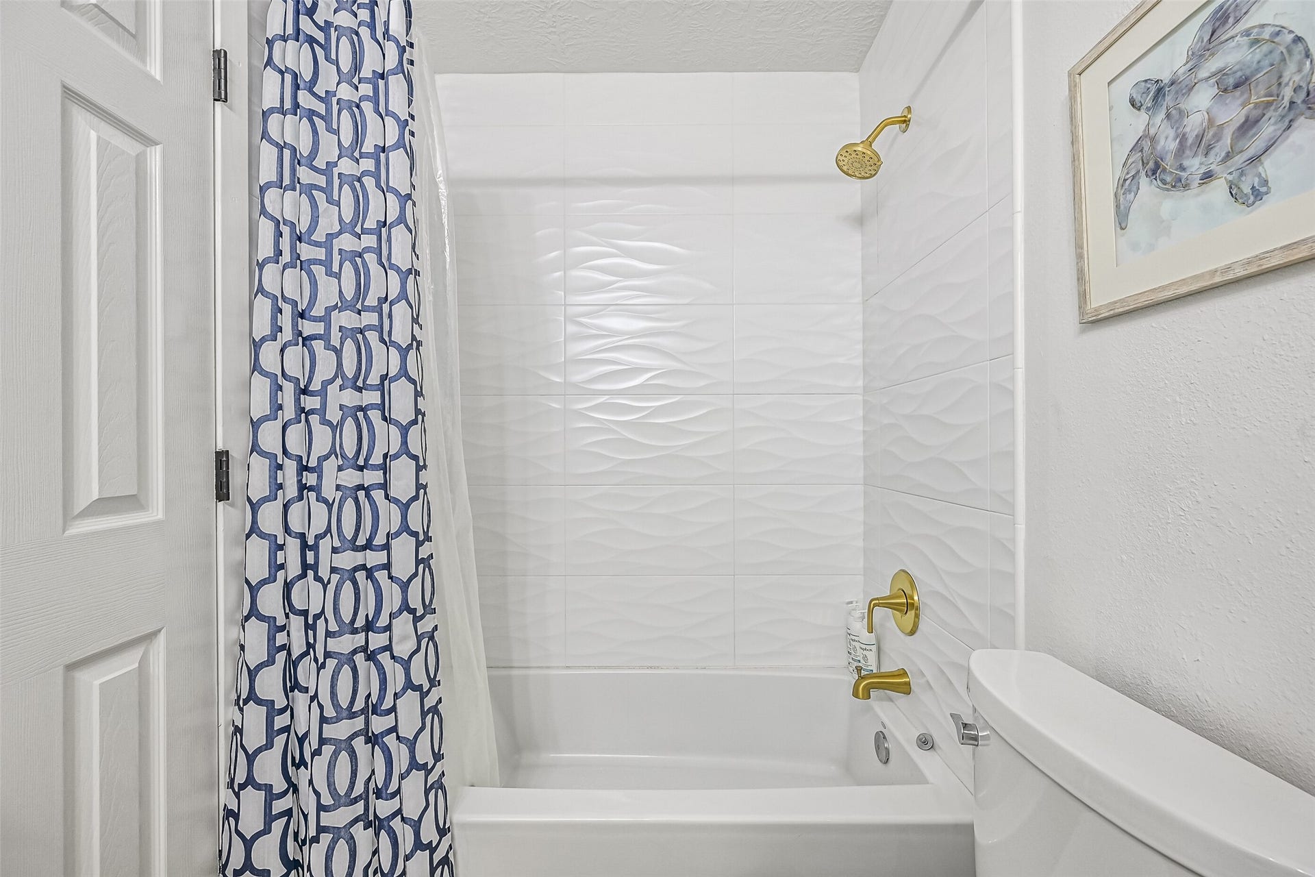 17620 Glei, Galveston, TX 77554 The tub/shower combo in the bathroom.