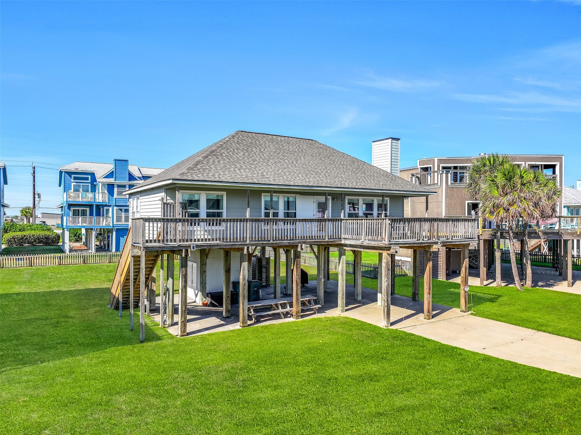 17620 Glei, Galveston, TX 77554 This beachside retreat offers ample parking and a spacious south-facing deck!