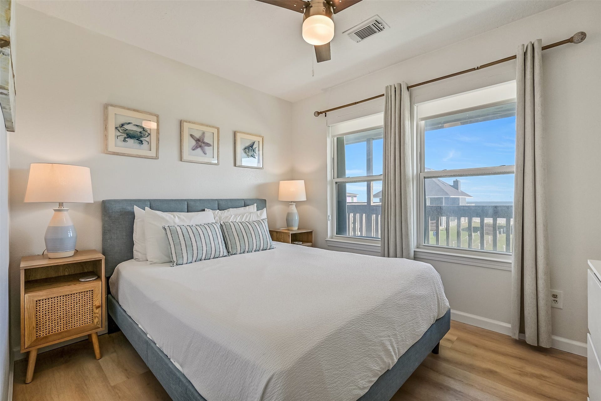 17620 Glei, Galveston, TX 77554 The first of two guest bathrooms hosts a queen bed and is conveniently situated between the guest bedrooms, offering easy access and added convenience.