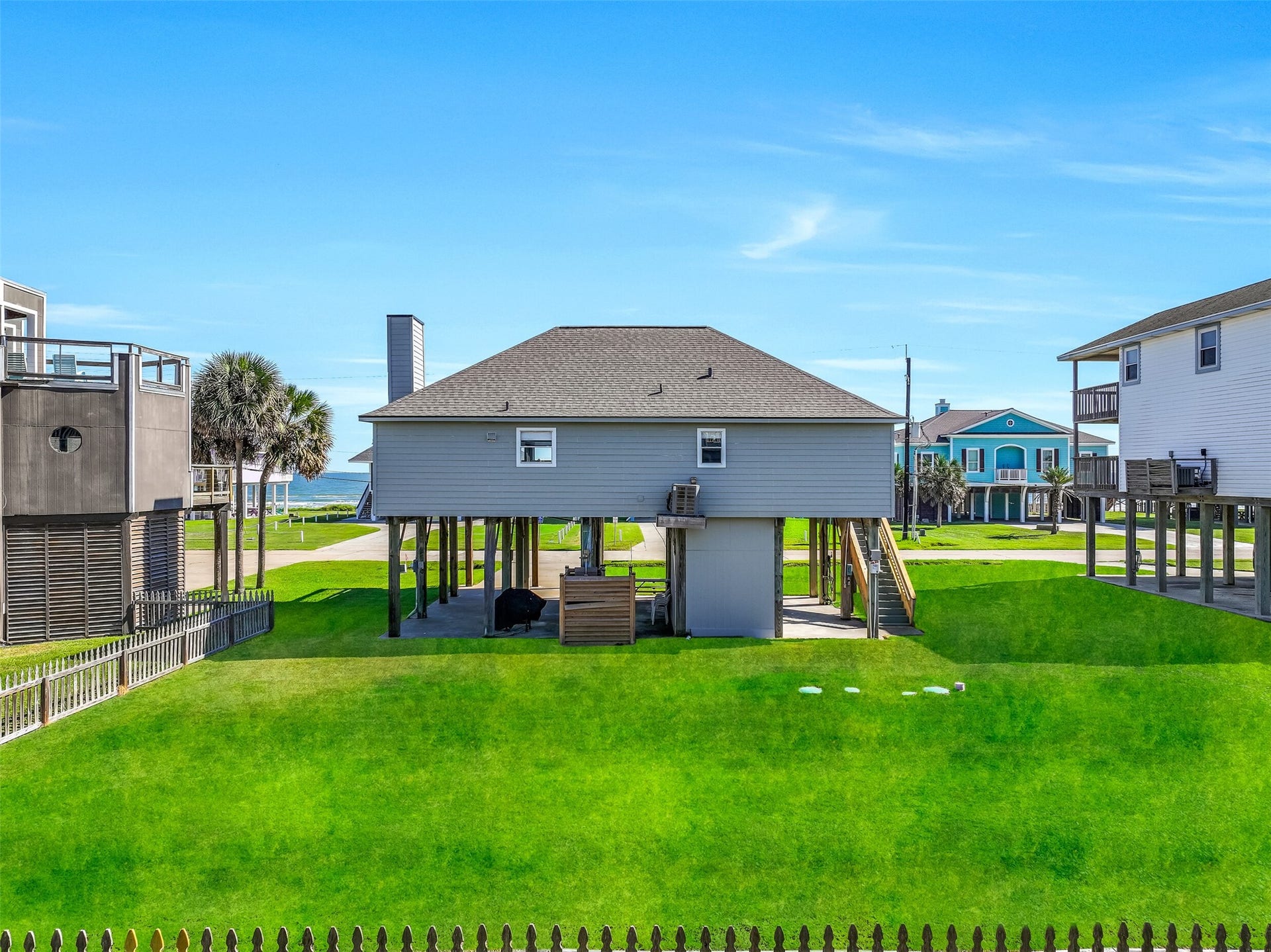 17620 Glei, Galveston, TX 77554 The spacious backyard and side yard offer plenty of room for outdoor activities and entertaining.