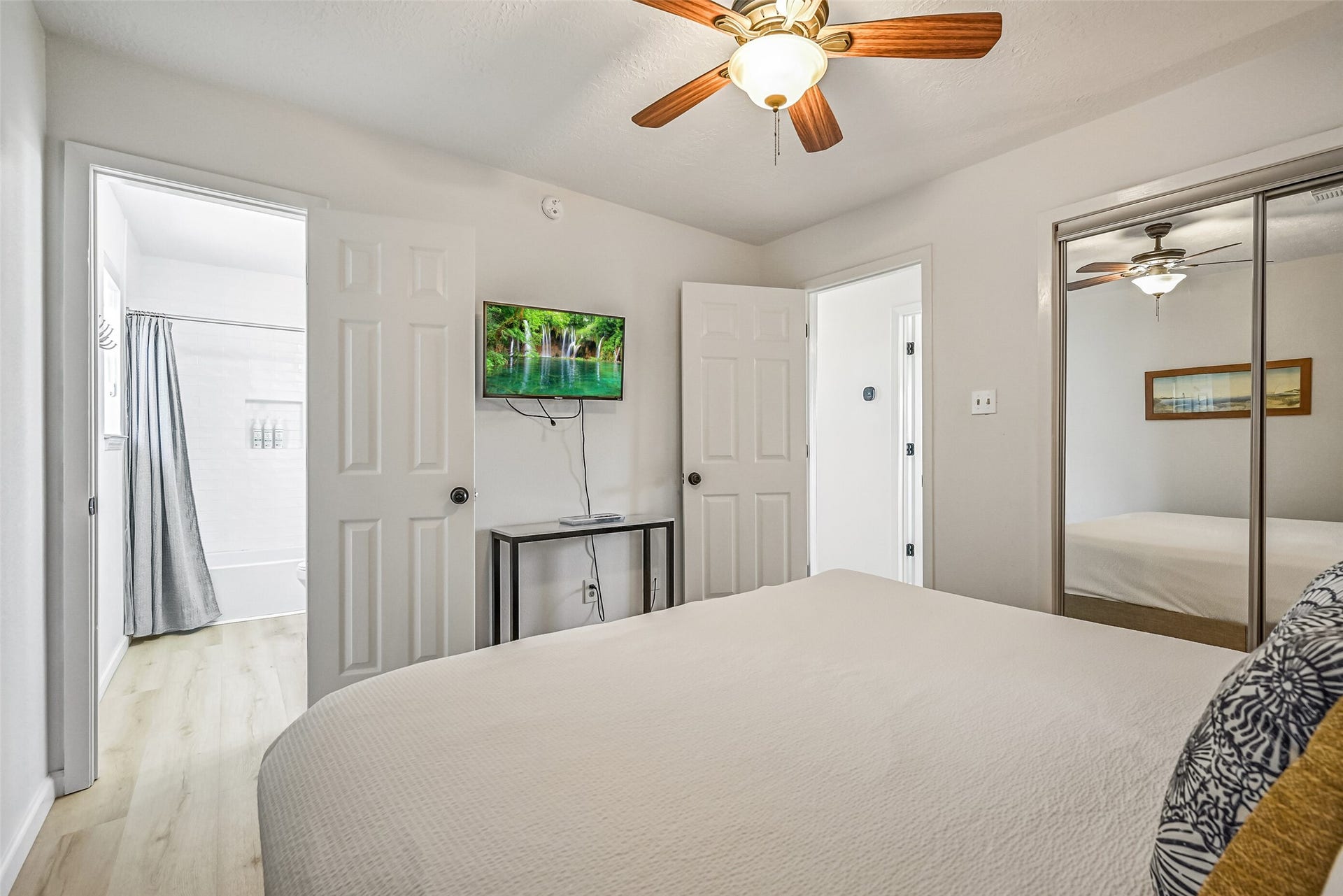 17620 Glei, Galveston, TX 77554 An additional view of the primary bedrooom.