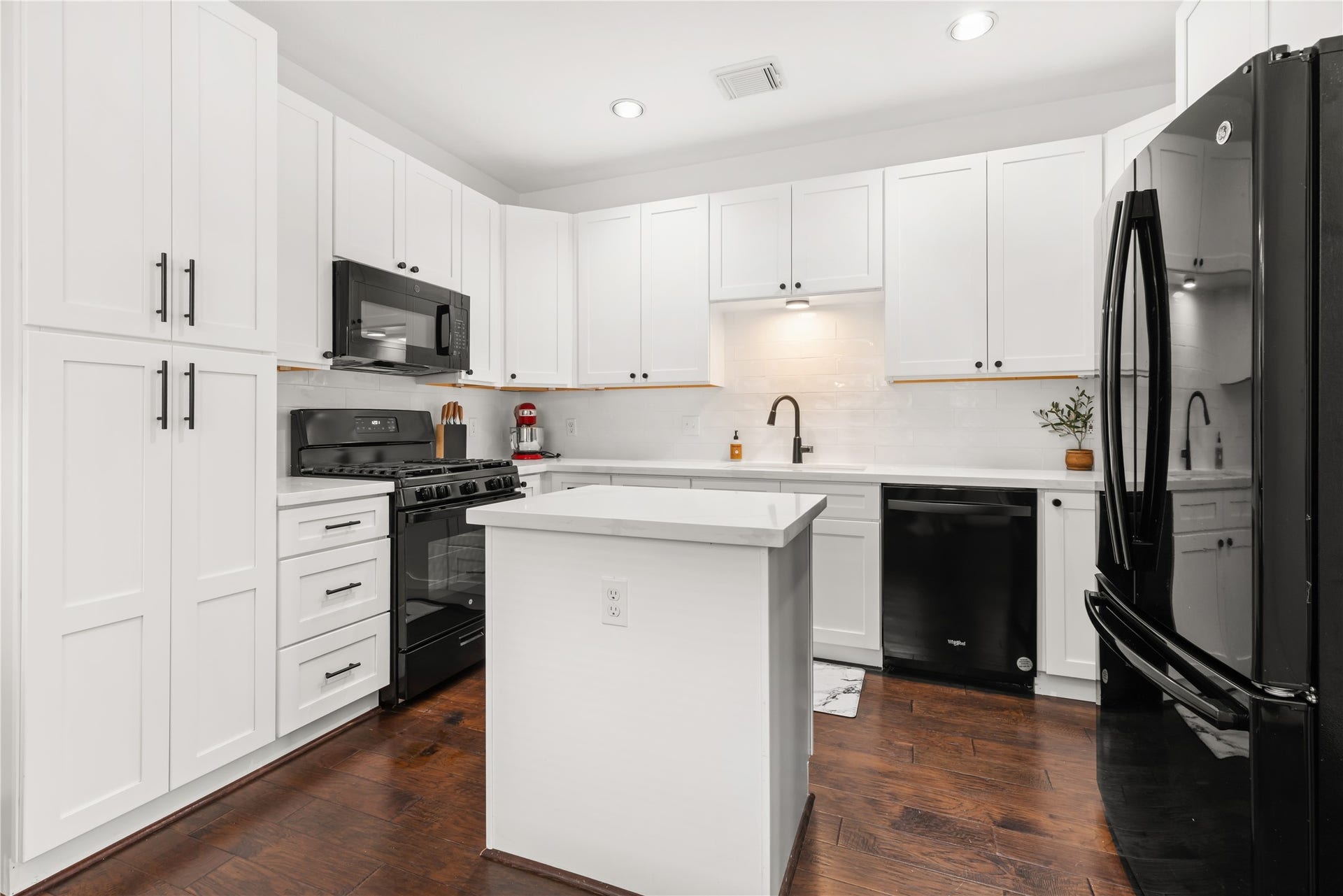 2049 Glencove Drive, Seabrook, TX 77586 Renovated Kitchen w/Island