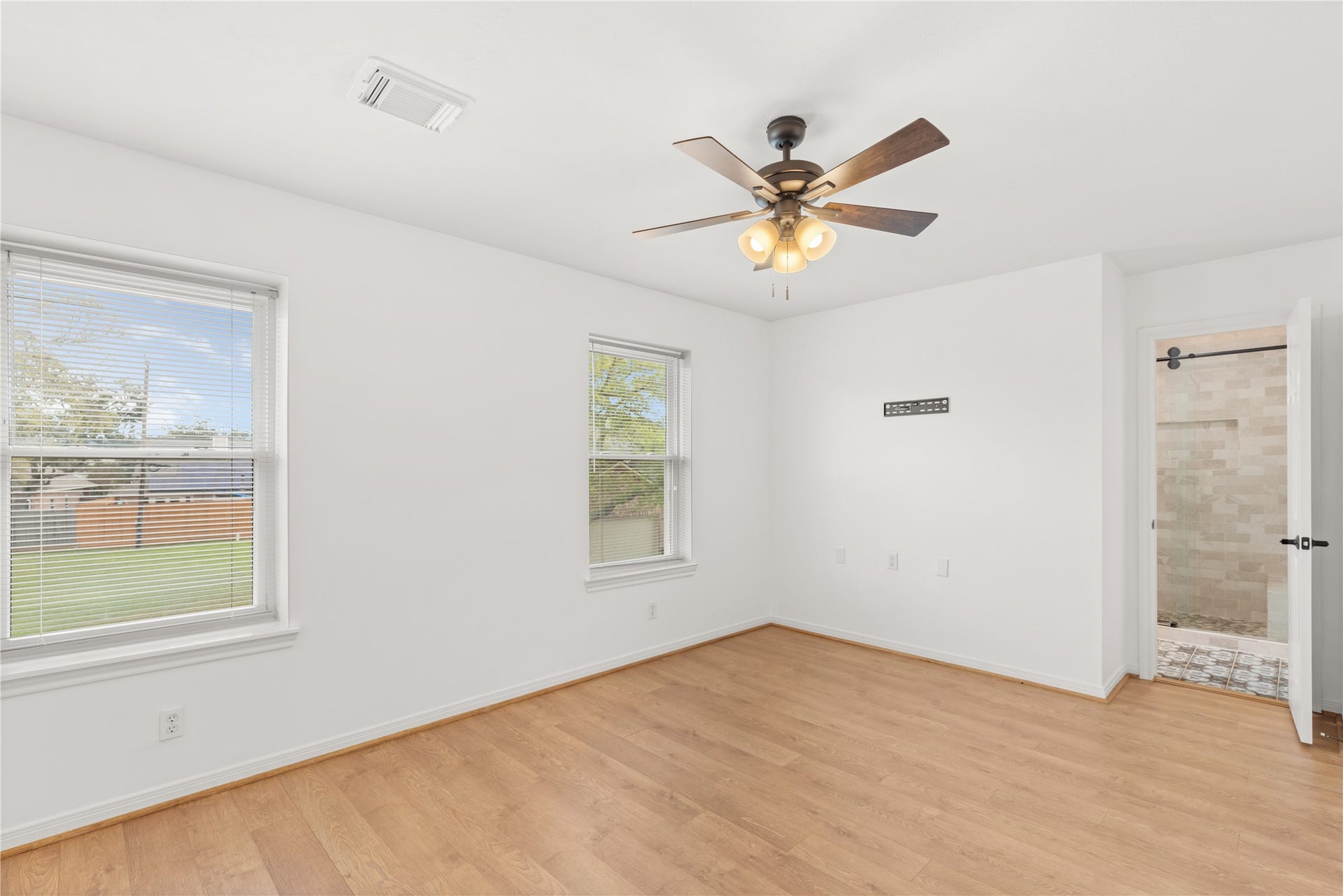 2049 Glencove Drive, Seabrook, TX 77586 Primary Bedroom