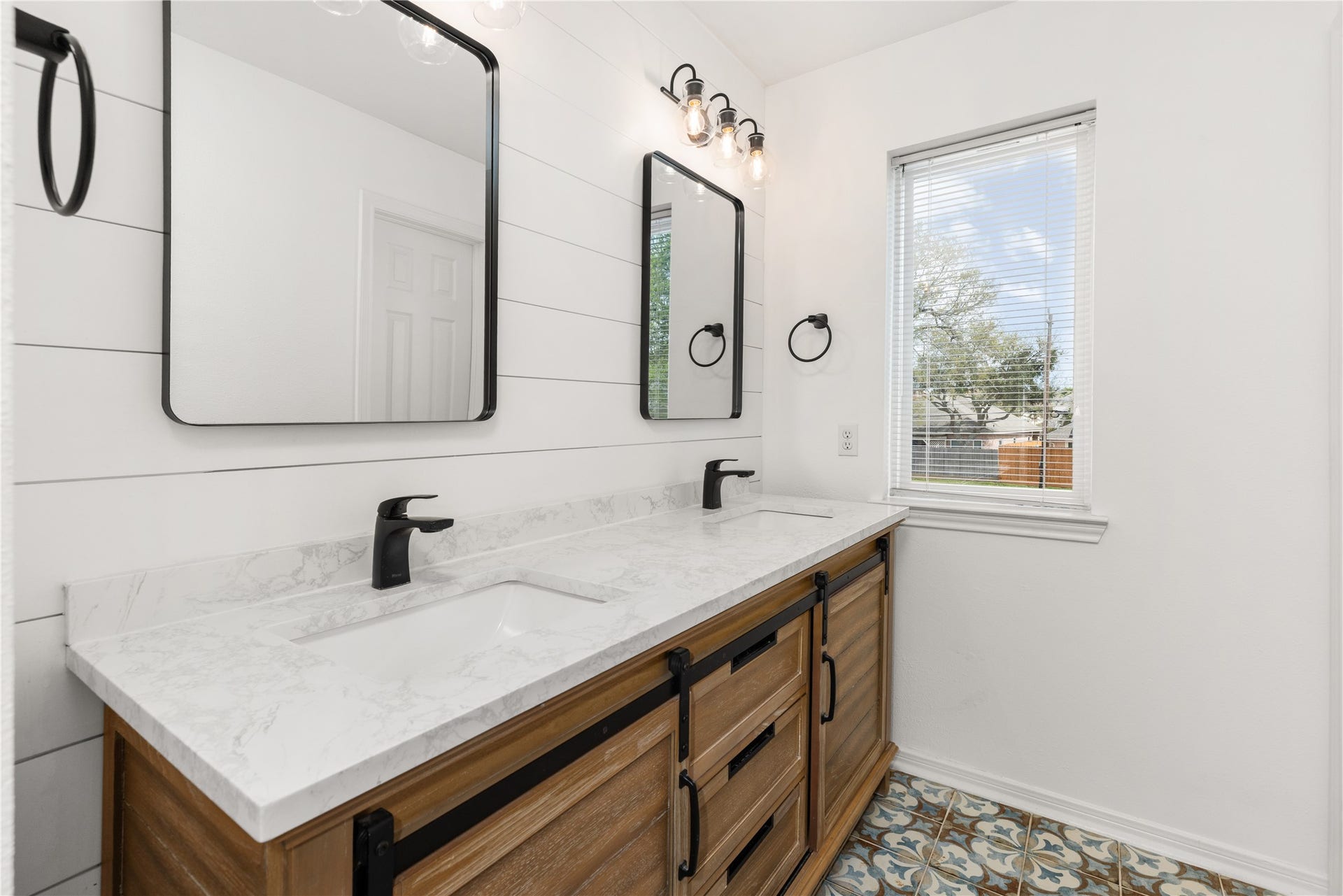 2049 Glencove Drive, Seabrook, TX 77586 Primary Bathroom