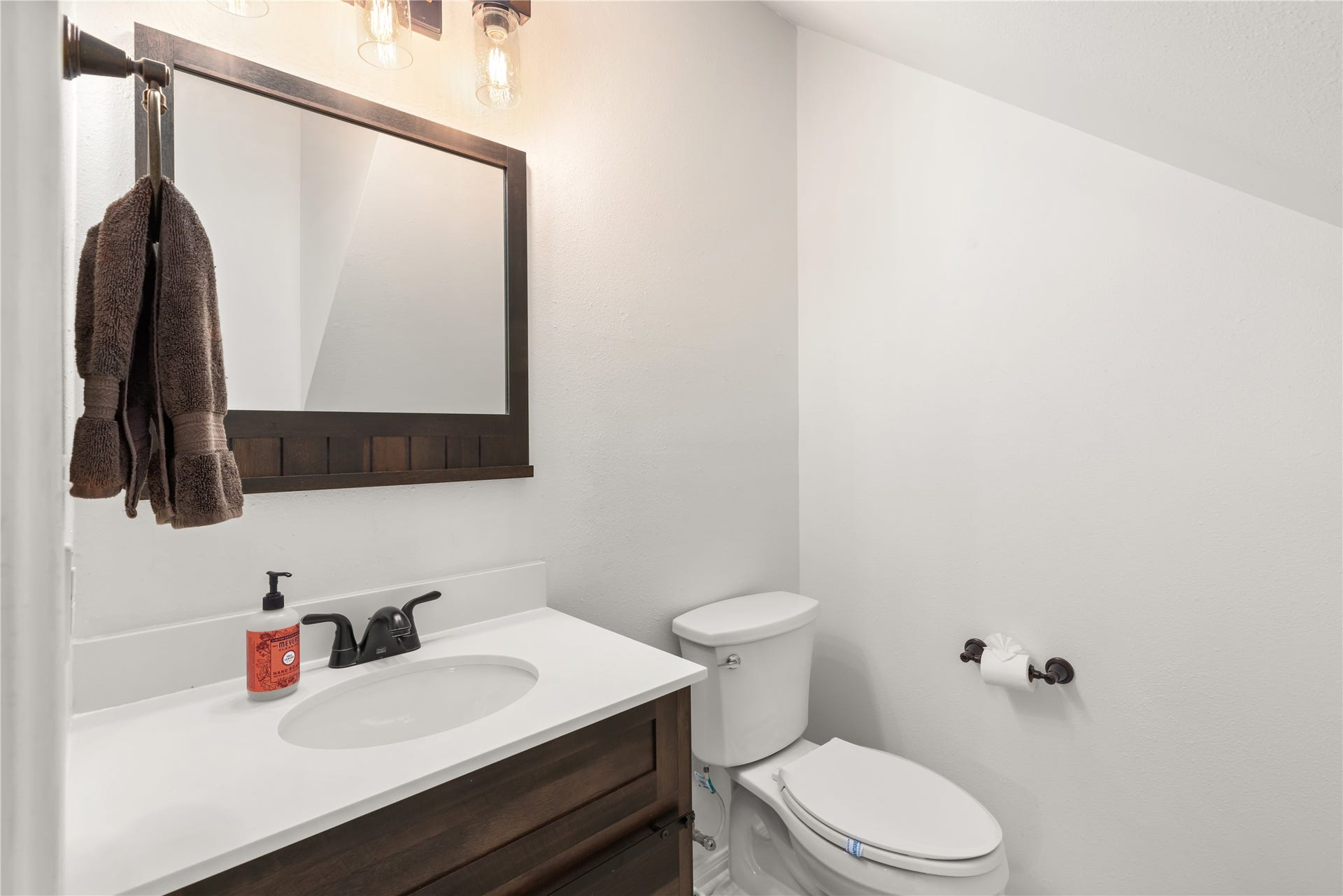 2049 Glencove Drive, Seabrook, TX 77586 Downstairs Half Bath
