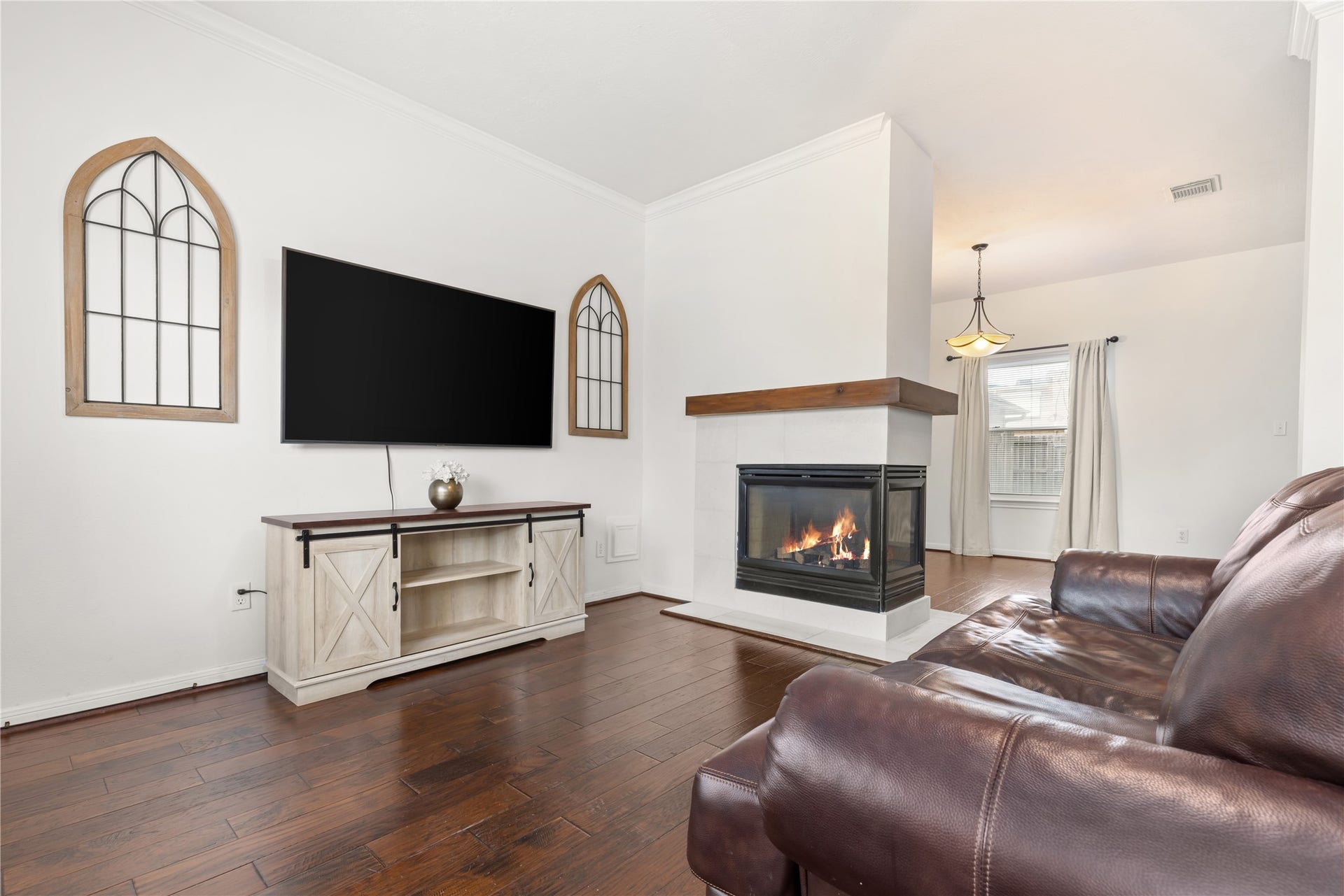 2049 Glencove Drive, Seabrook, TX 77586 Family Room w/3D Gas Log Fireplace