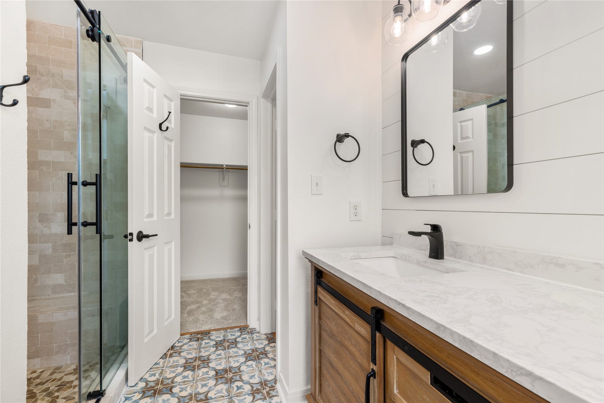 2049 Glencove Drive, Seabrook, TX 77586 Primary Bedroom Large Walk-In Closet