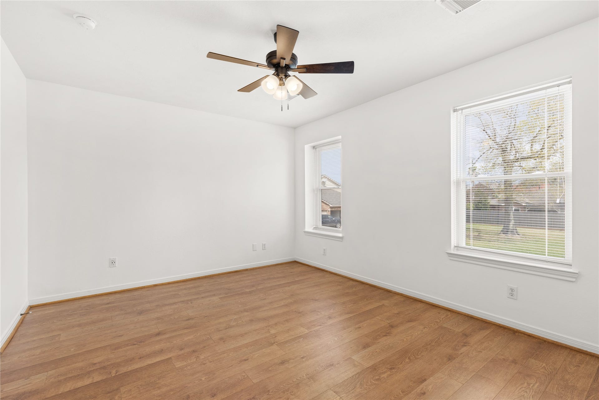 2049 Glencove Drive, Seabrook, TX 77586 Primary Bedroom