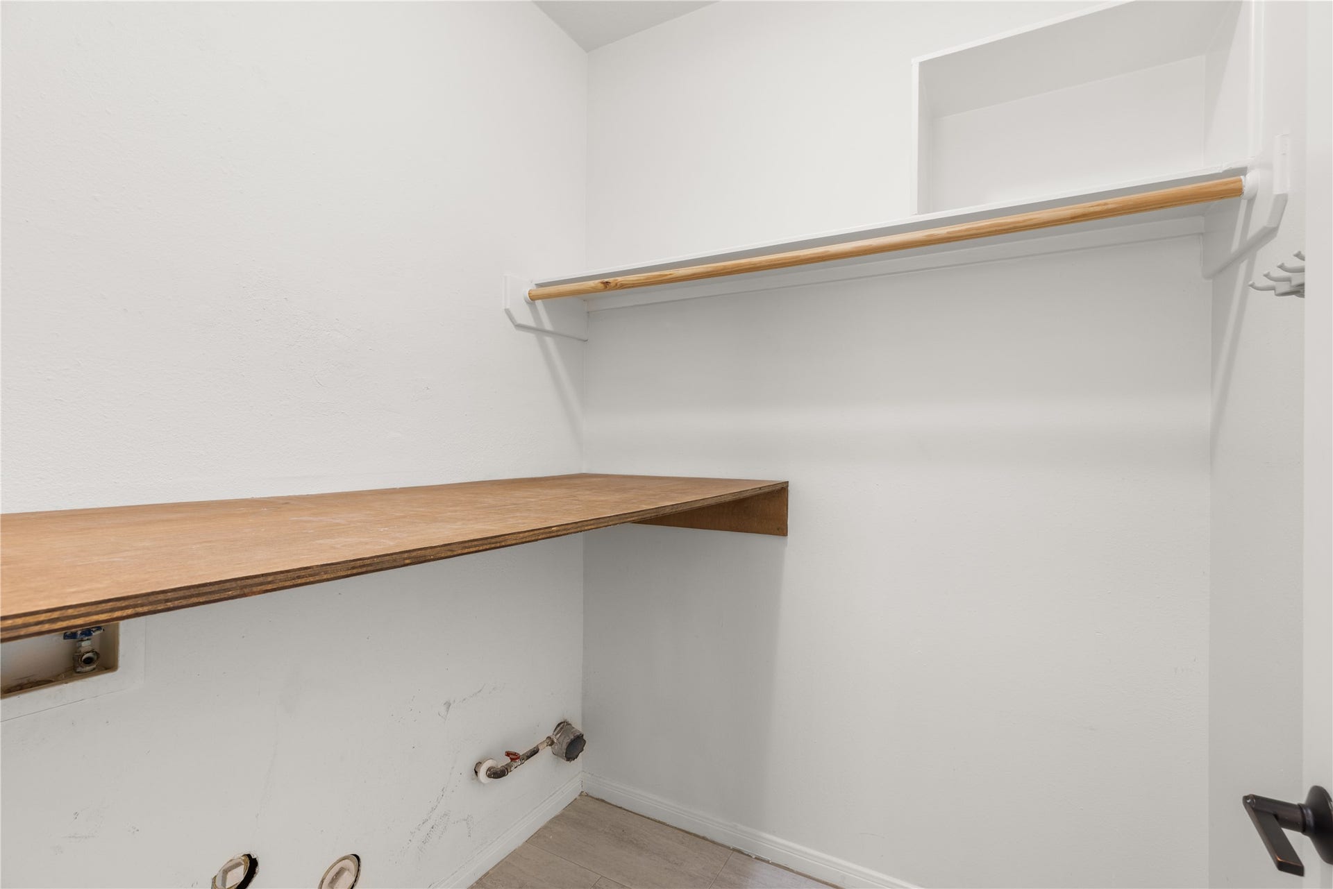 2049 Glencove Drive, Seabrook, TX 77586 Downstairs Indoor Laundry Room
