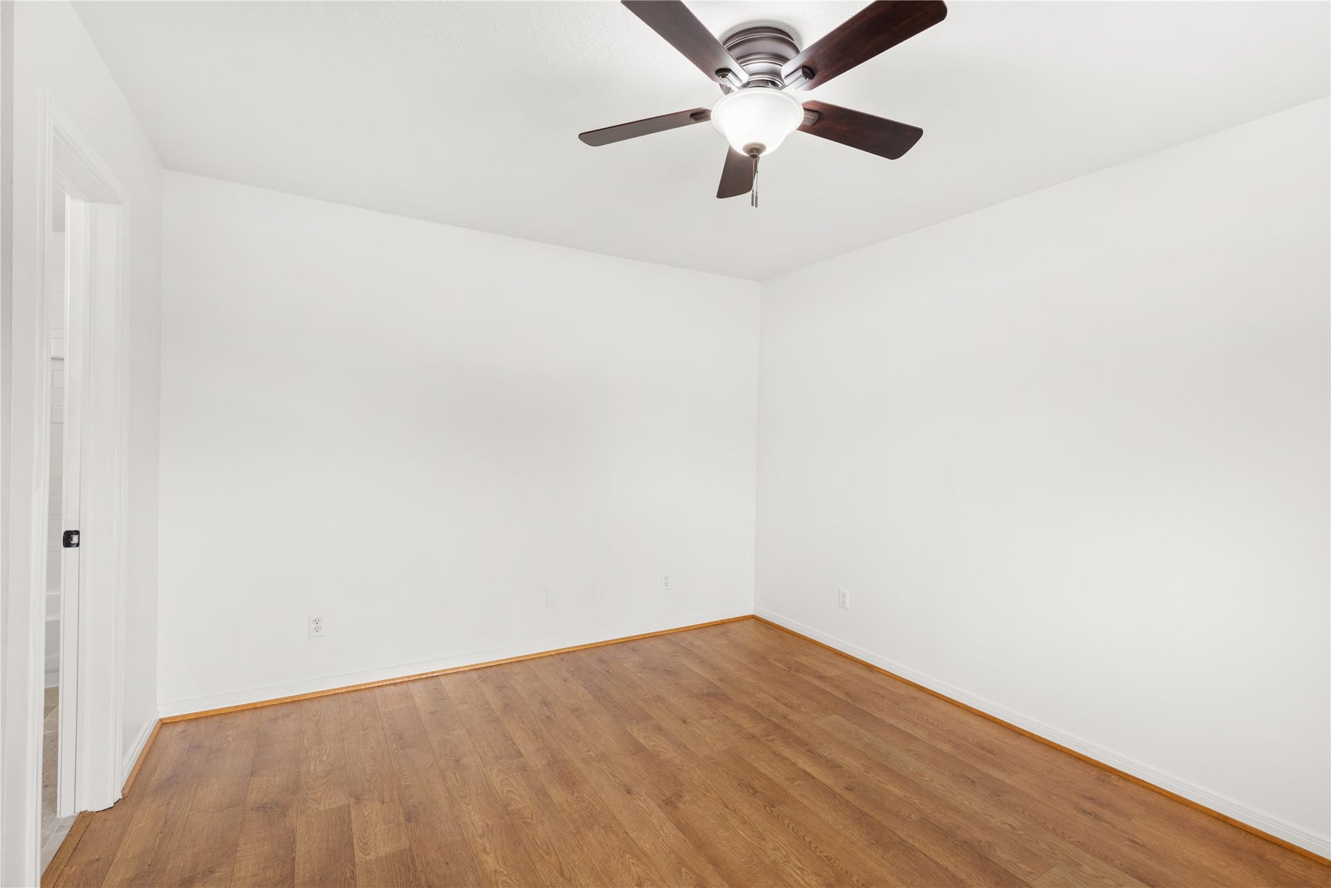 2049 Glencove Drive, Seabrook, TX 77586 Secondary Bedroom Has Private Ensuite